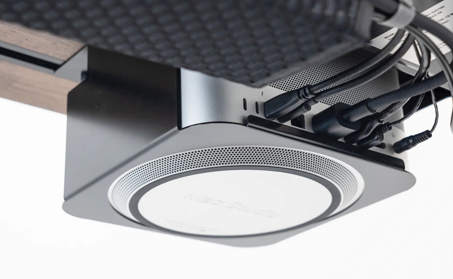 Mac Studio側のコネクターやケーブルにも干渉しない。スゲくいいかもコレ！