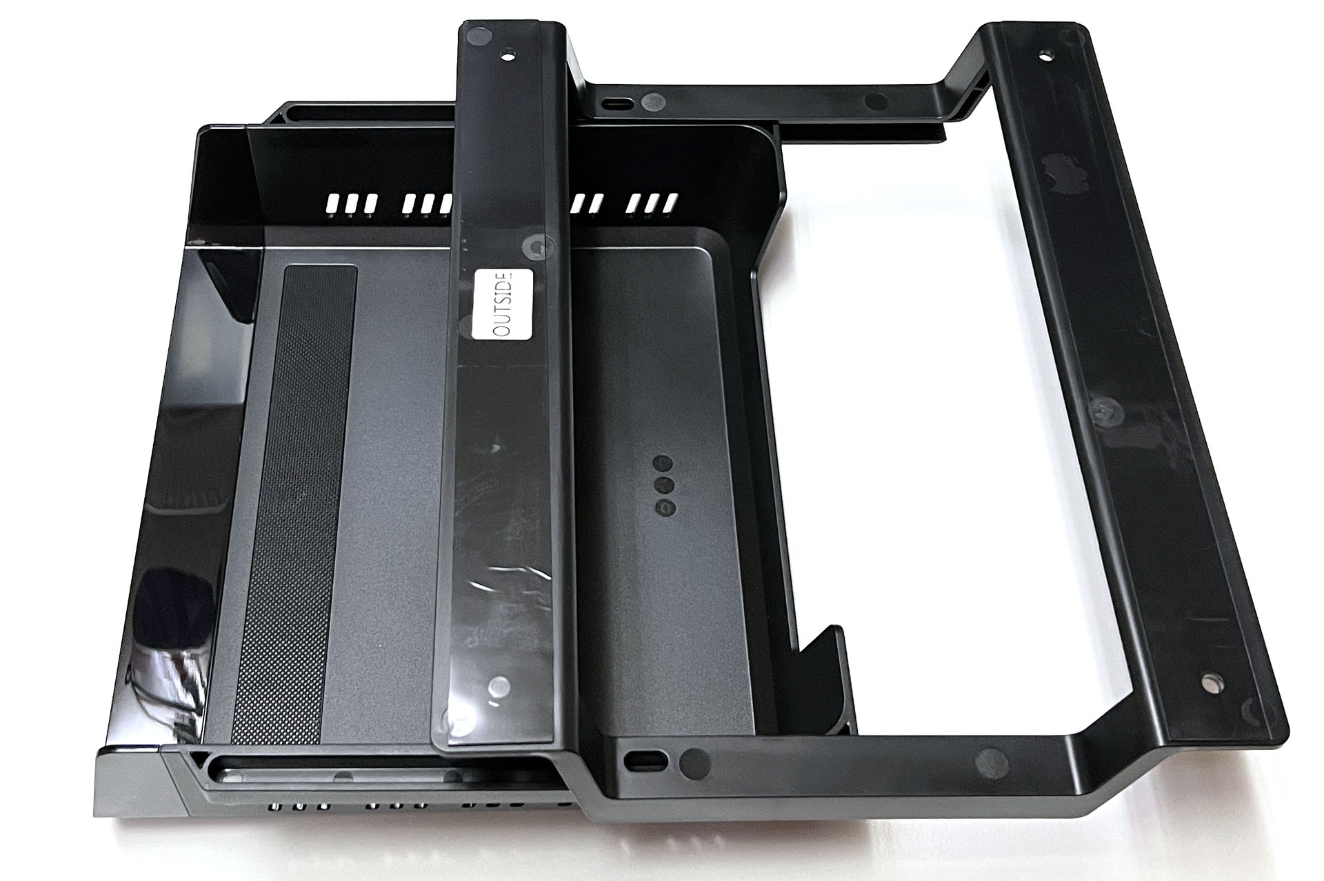 こんなふうに引き出せる。上部は天板裏に取り付けるためのベース部分で、引き出しのレールですな。