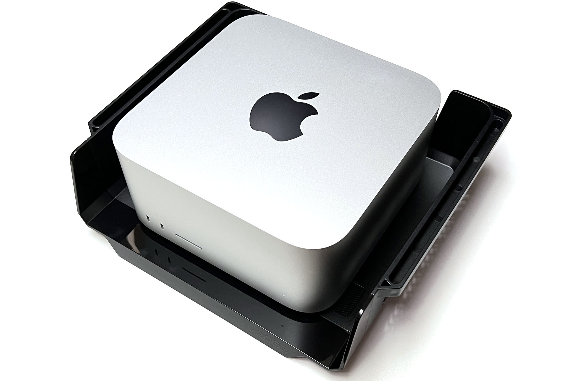 引き出し部分にMac Studioを乗せるとこんな感じ。前後左右にけっこう余裕がある。