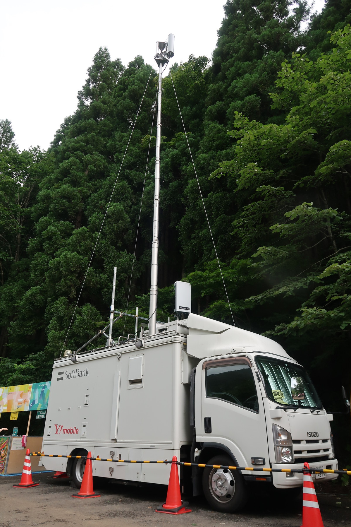 「FUJI ROCK FESTIVAL」の会場に配備された、ソフトバンクの移動基地局車（2019年の取材時に撮影）