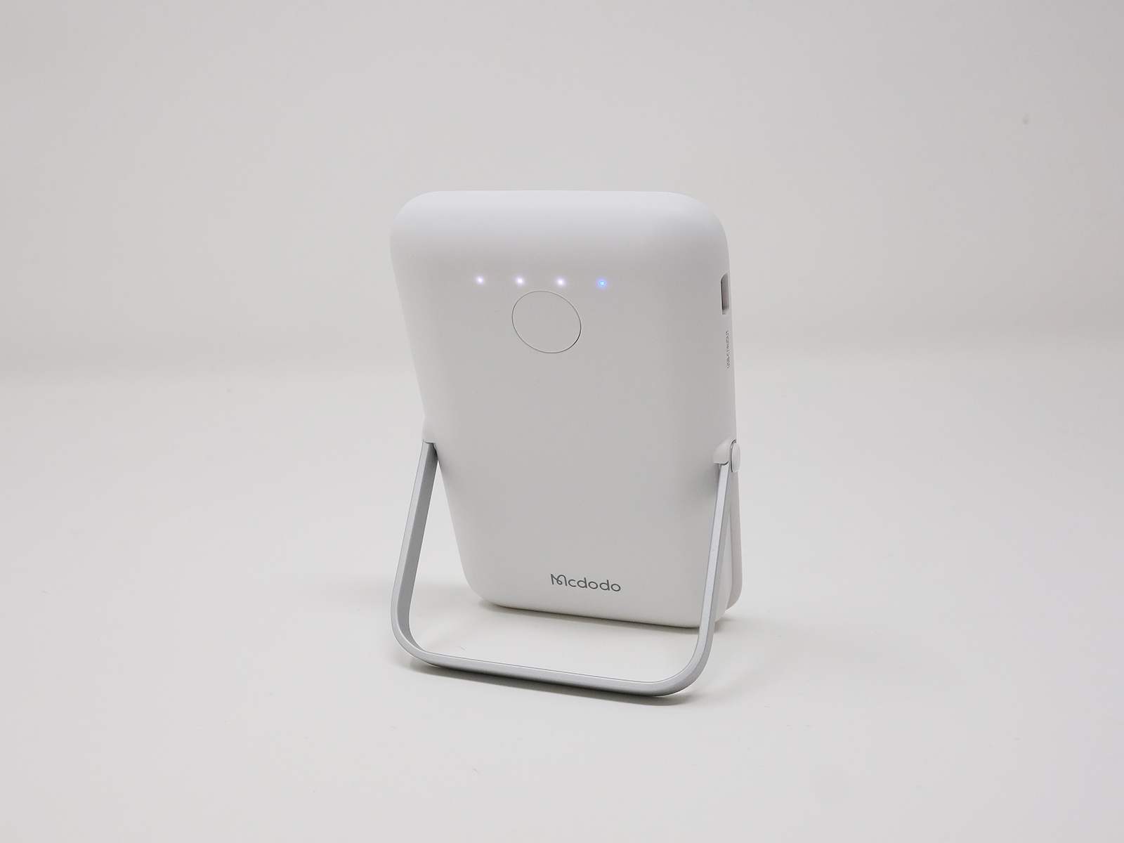 背面のボタンがON / OFFスイッチになっており、バッテリー残量もLEDランプで確認できます