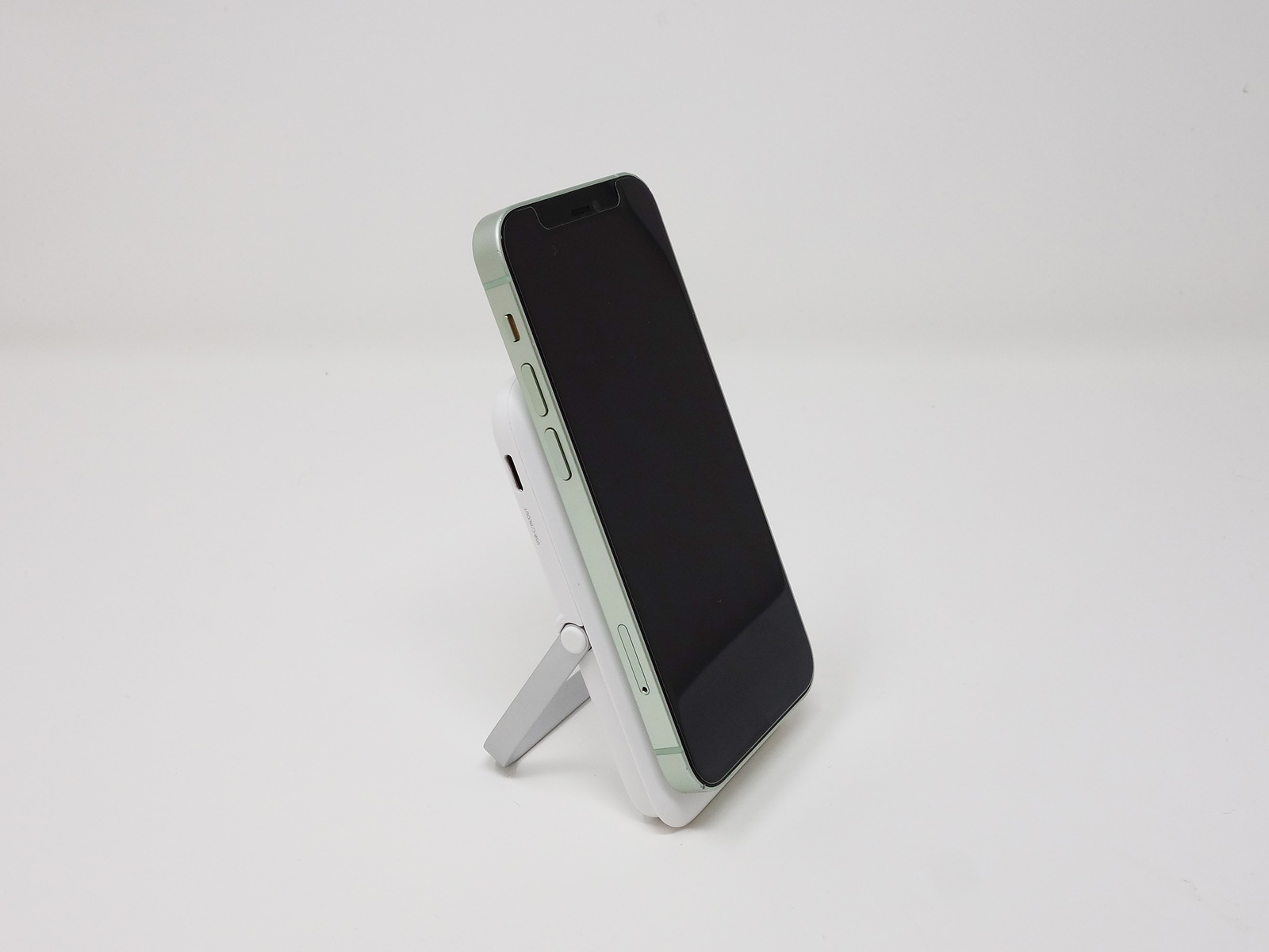 MagSafeでくっつけたiPhoneをタテヨコ回転させても安定。このまま指先で操作もできます