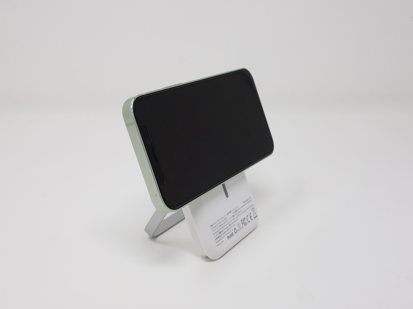 MagSafeでくっつけたiPhoneをタテヨコ回転させても安定。このまま指先で操作もできます