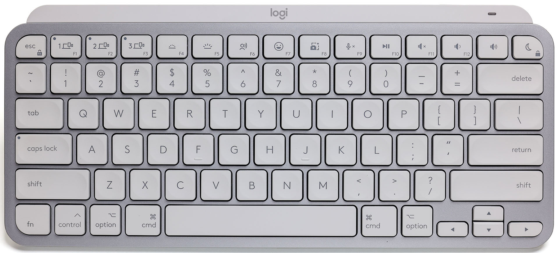ロジクール「MX KEYS MINI for Mac」のキー配列。英語配列キーボードとしてはマトモ感が強く、Mac用キーボードとしてもマトモ度が高いと感じられる。全体的にグレーがかった色合いで、白く見える箇所はない