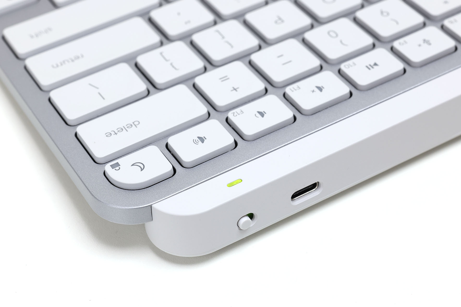 本体右上にスライド式電源スイッチおよび充電用USB-Cポートがある。USB-CケーブルでパソコンとUSB接続すると充電されるが、有線キーボードとしては機能しない。