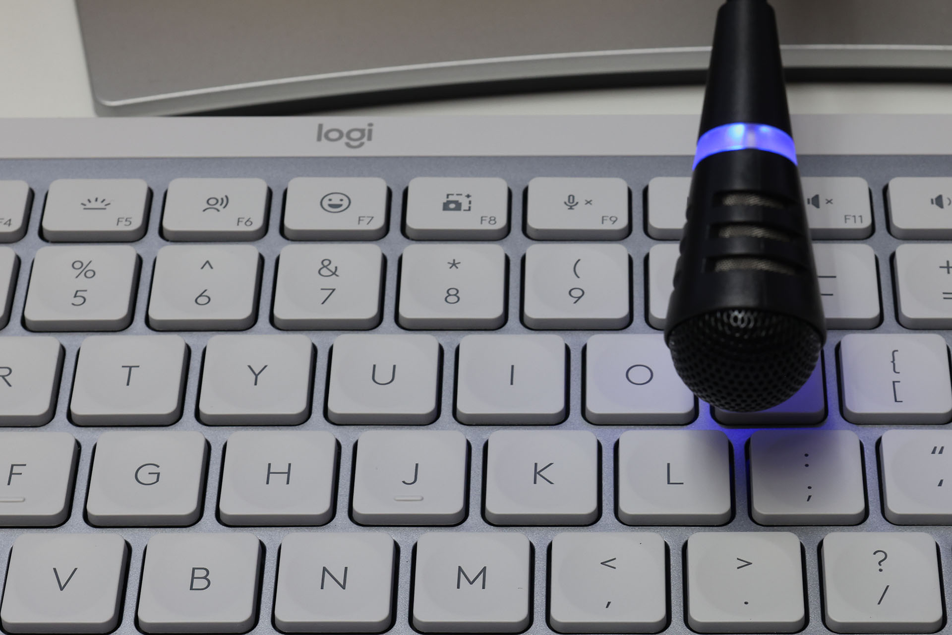 こちらは音声入力用に使っているUSBマイク。タッチによるミュート機能がある製品だ