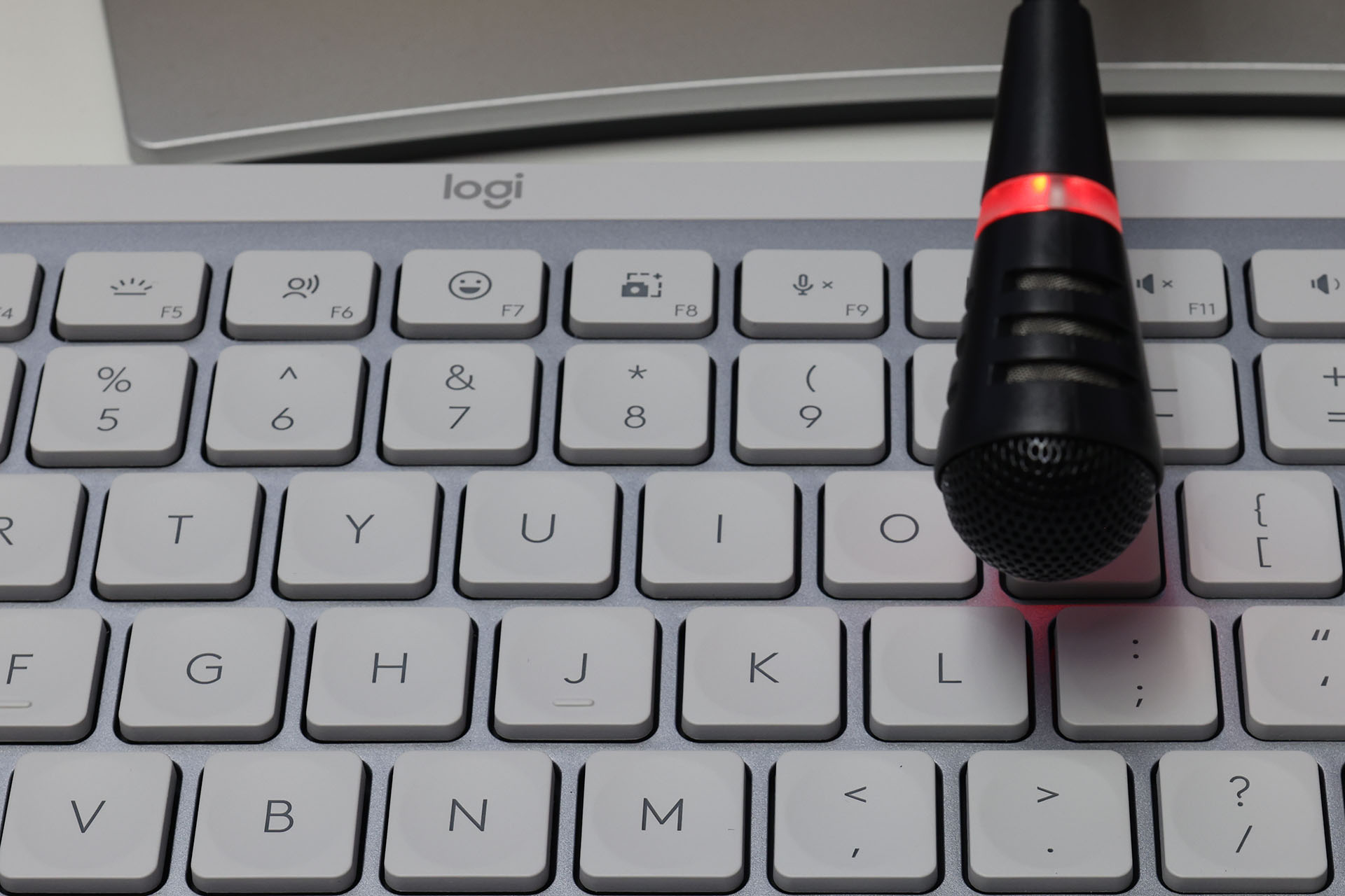 「MX KEYS MINI for Mac」のミュート / ミュート解除ボタン（マイクマークのメディアキー）を押しても、このマイクのミュート / ミュート解除ができた