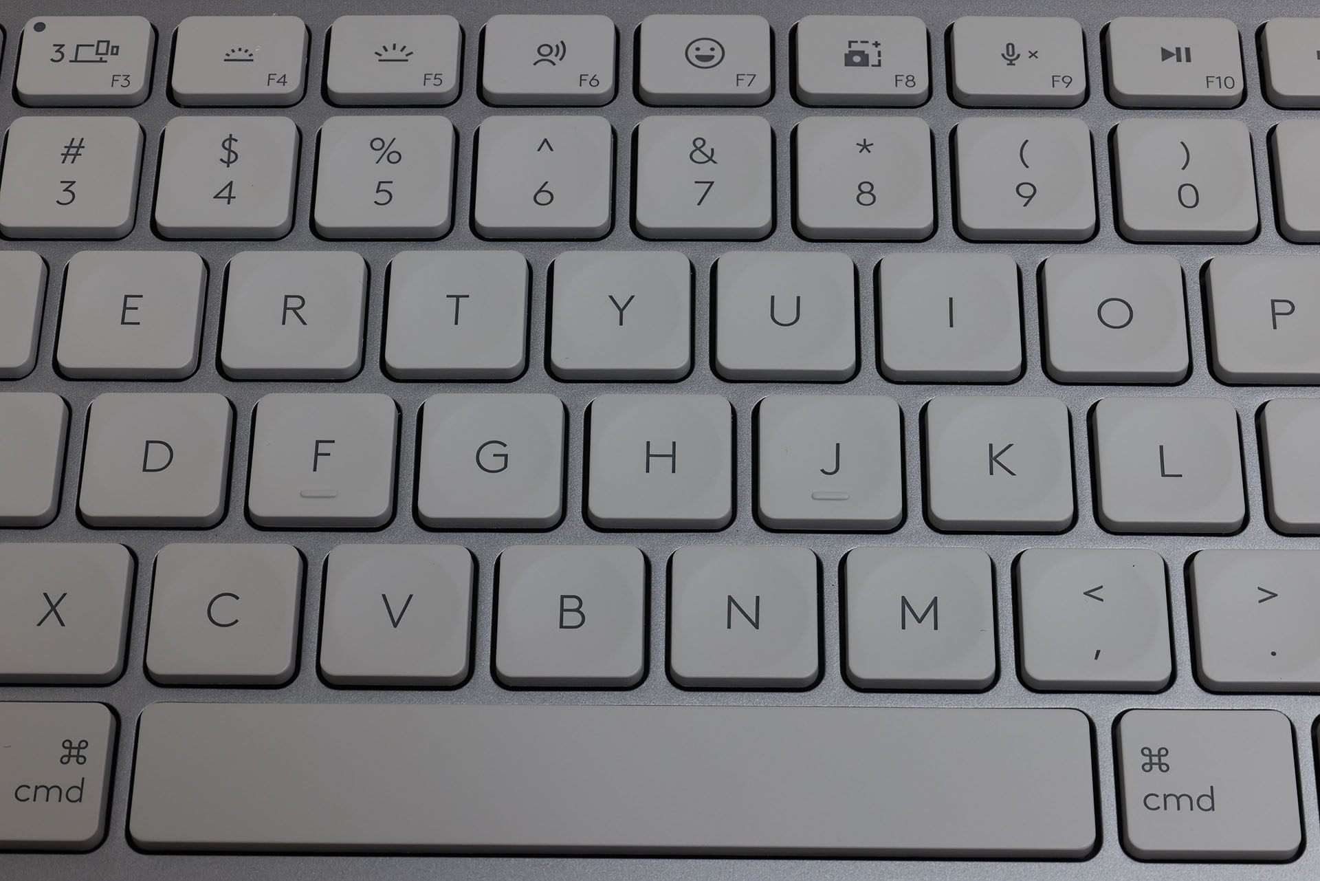 「MX KEYS MINI for Mac」のバックライトがオフの状態。キートップ刻印の視認性は良好だ。