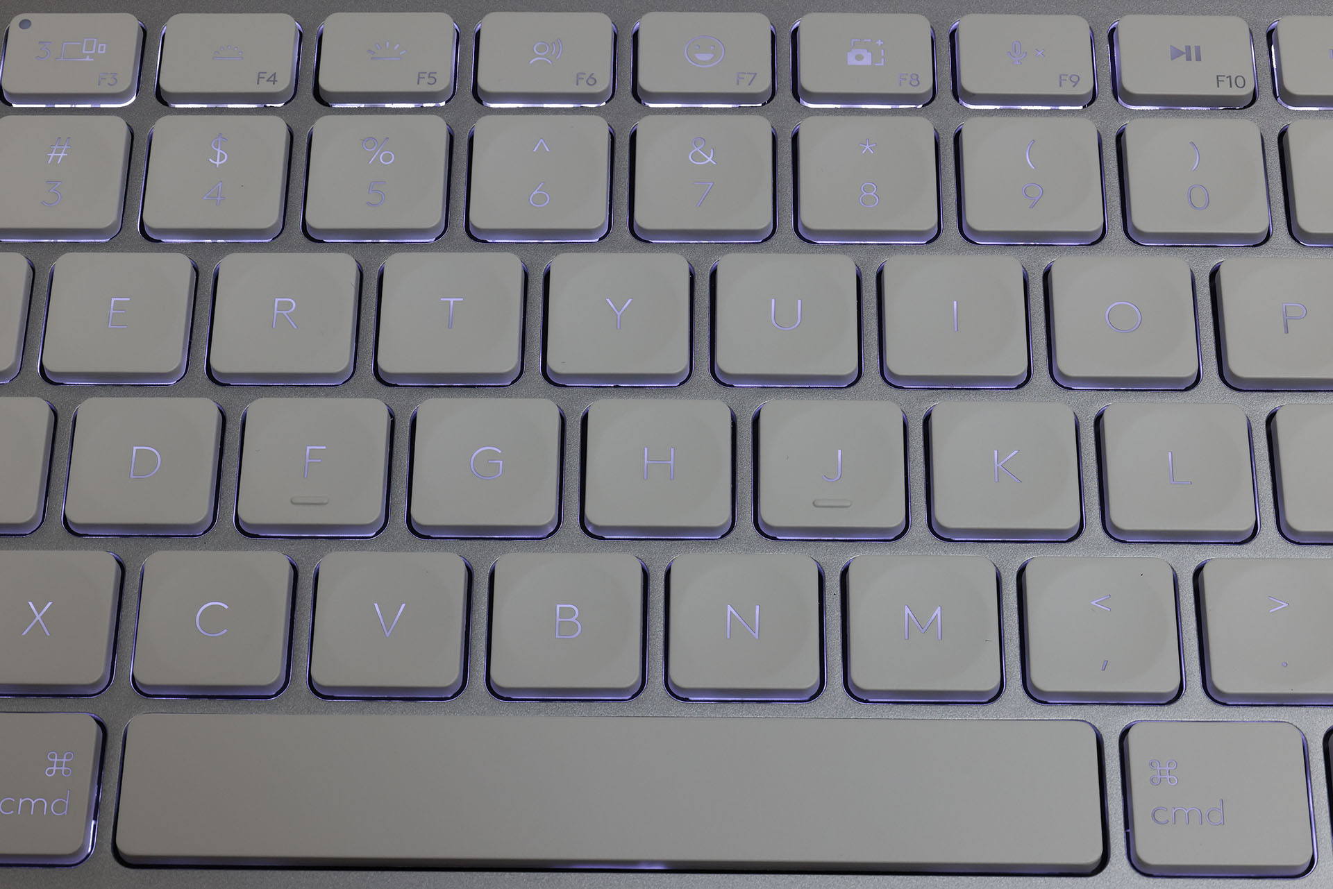 部屋の明るさとバックライトの明るさによっては、キーとバックライトの色が近くなり、キートップ刻印のコントラストがミョーに下がって刻印の視認性が悪くなる