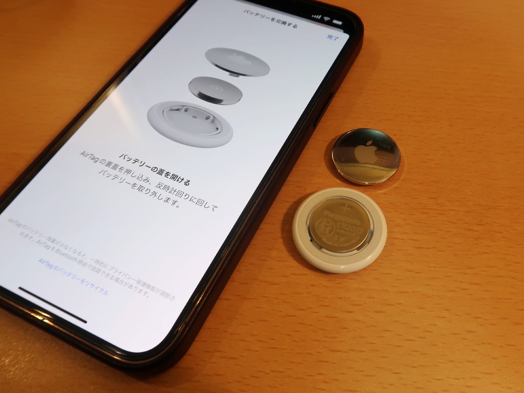 AirTagのバッテリーのフタを取りはずすと、装着されていたボタン電池「CR2032」が見える