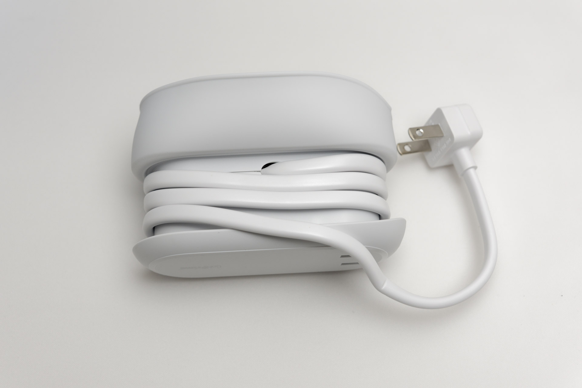 側面はスカート状になっていて、奥にケーブルが収納されている