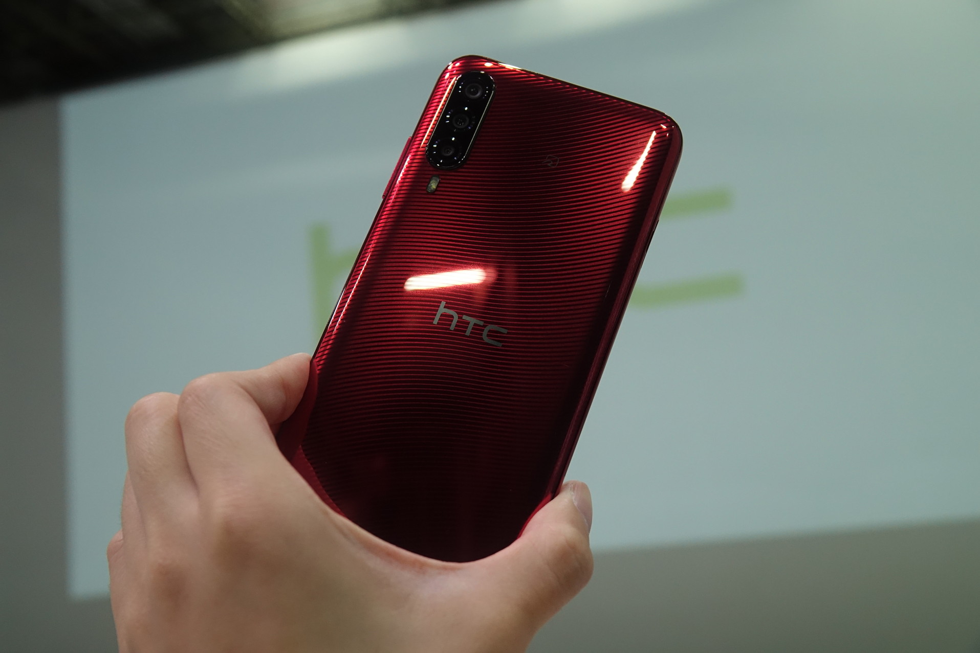 限定色のサルサ・レッド。HTCといえば赤という人も多いだろう