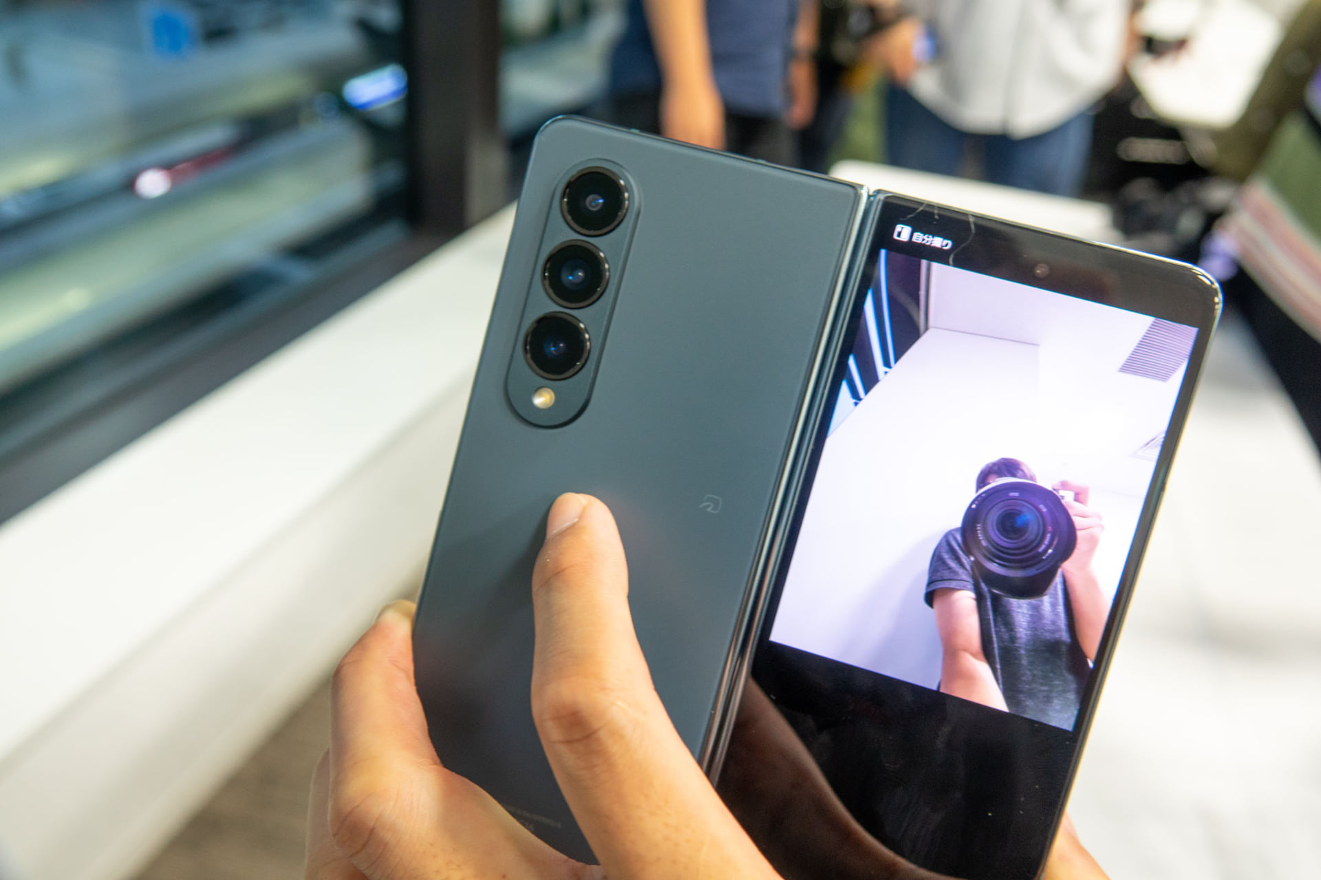 カバーディスプレイでのセルフィーショット