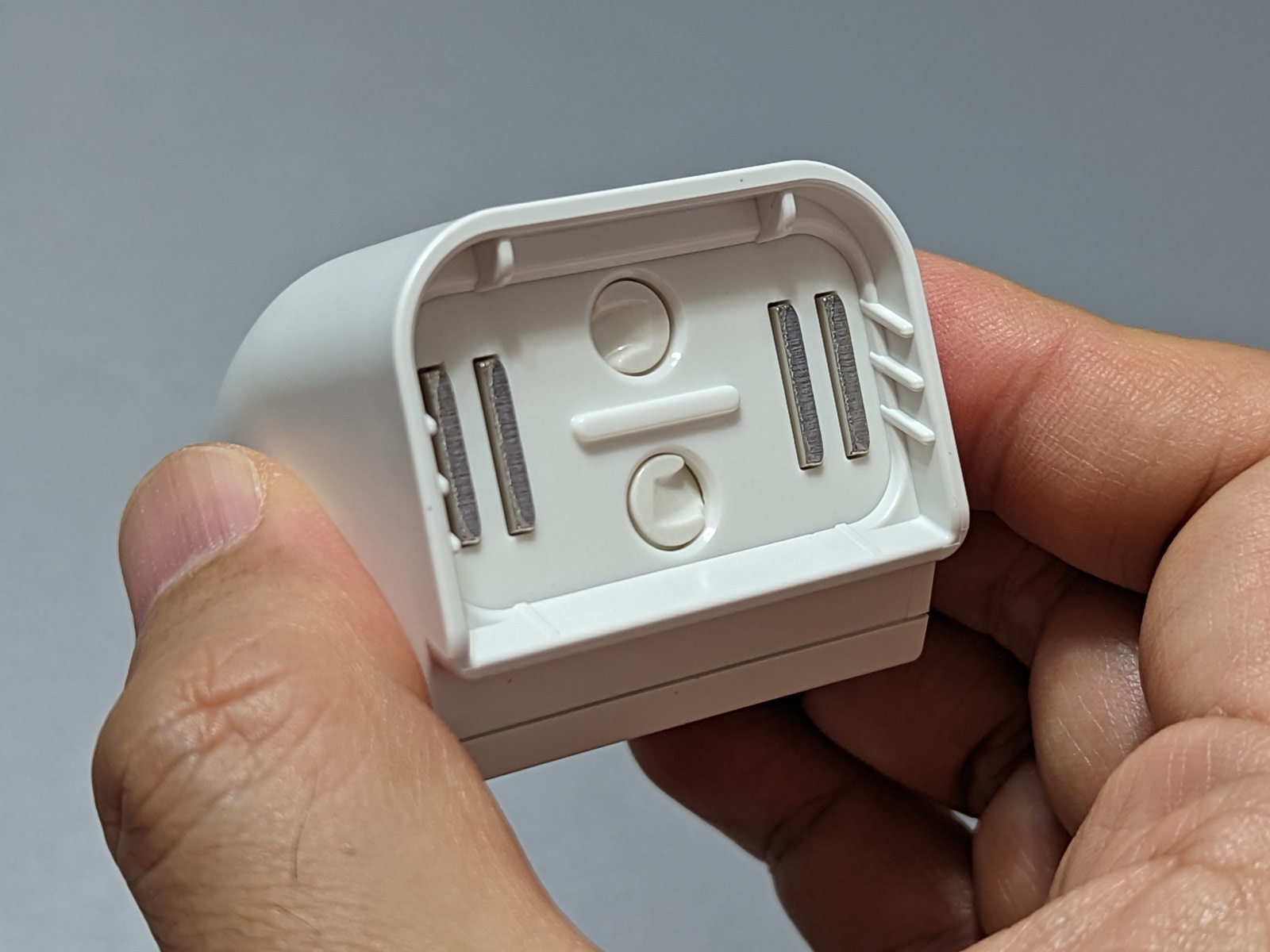 マグネットタップ本体。両サイドにあるマグネットでアダプタを保持する