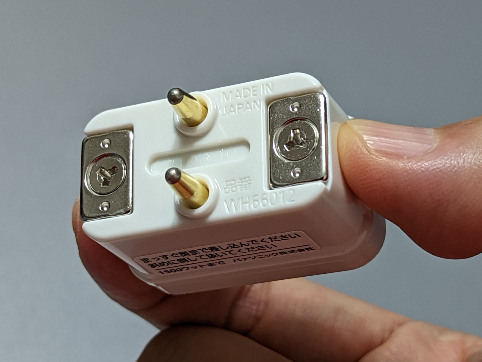 アダプター。中央の2ピン経由で通電する。最大1500Wまで対応する