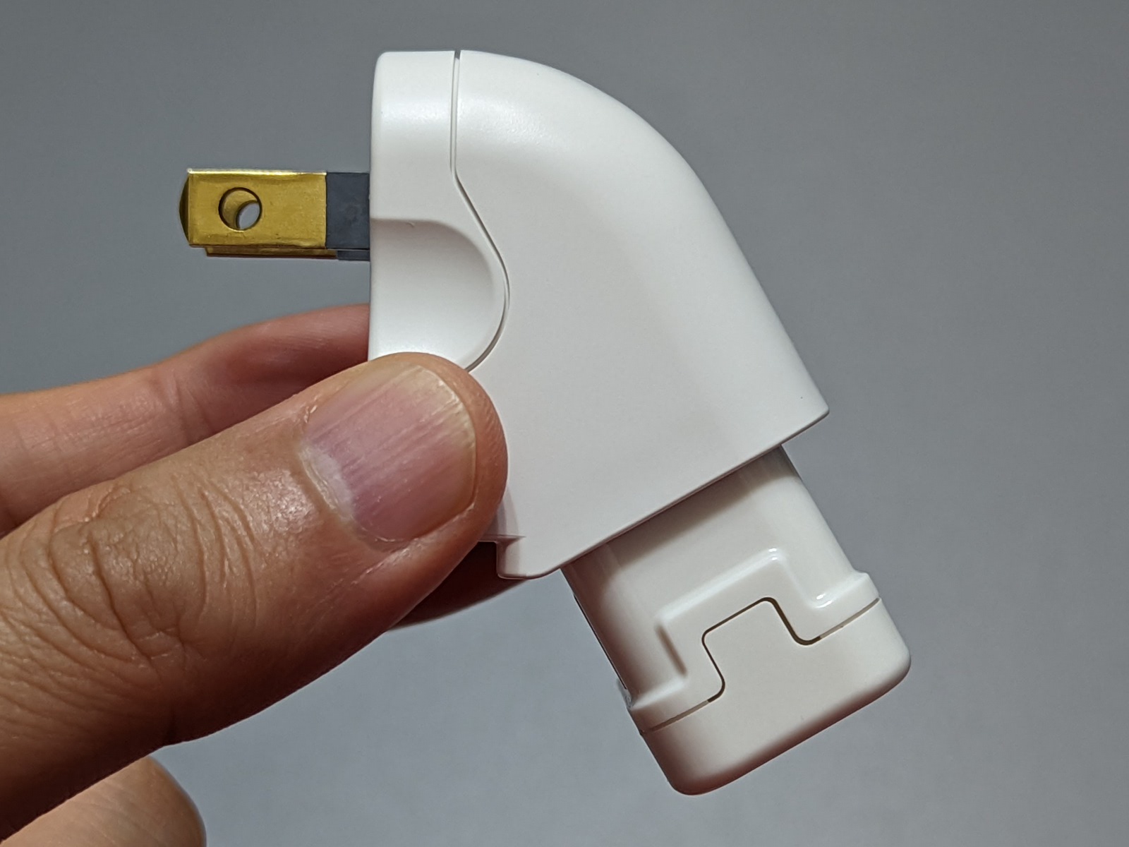 横から見たところ。やや角度がある。床に電源ケーブルを這わせる機器、例えば掃除機などでの利用を想定しているのだろう