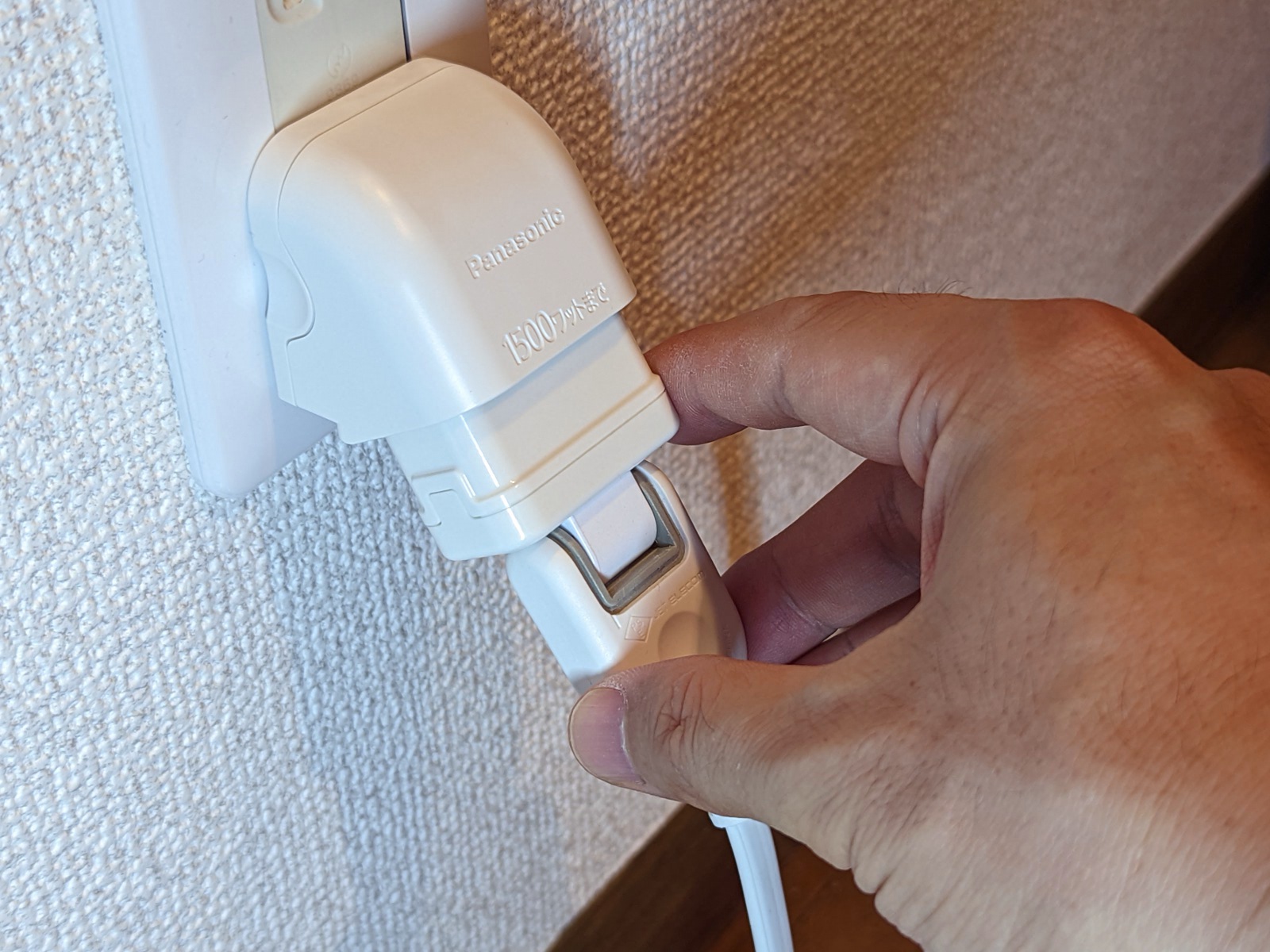 磁力によって吸着する。MagSafeに比べるとかなり吸着力は強い