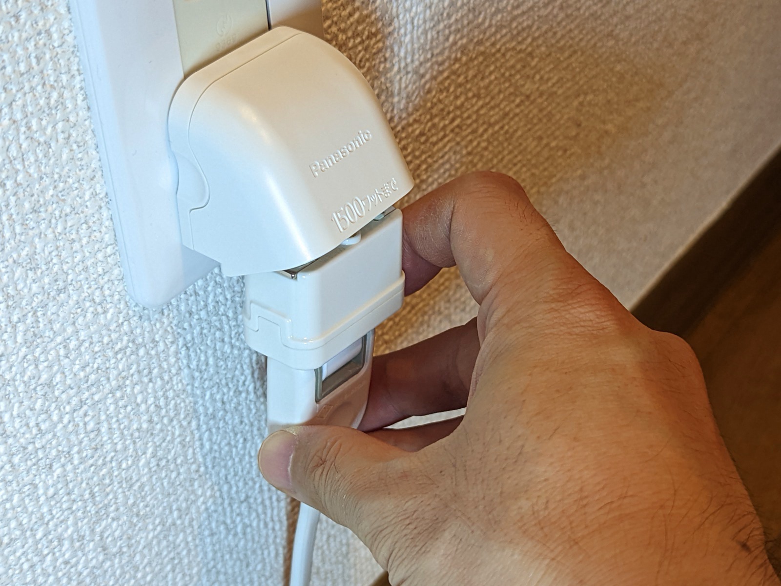 このように上下方向に折るようにすると比較的簡単に着脱できる