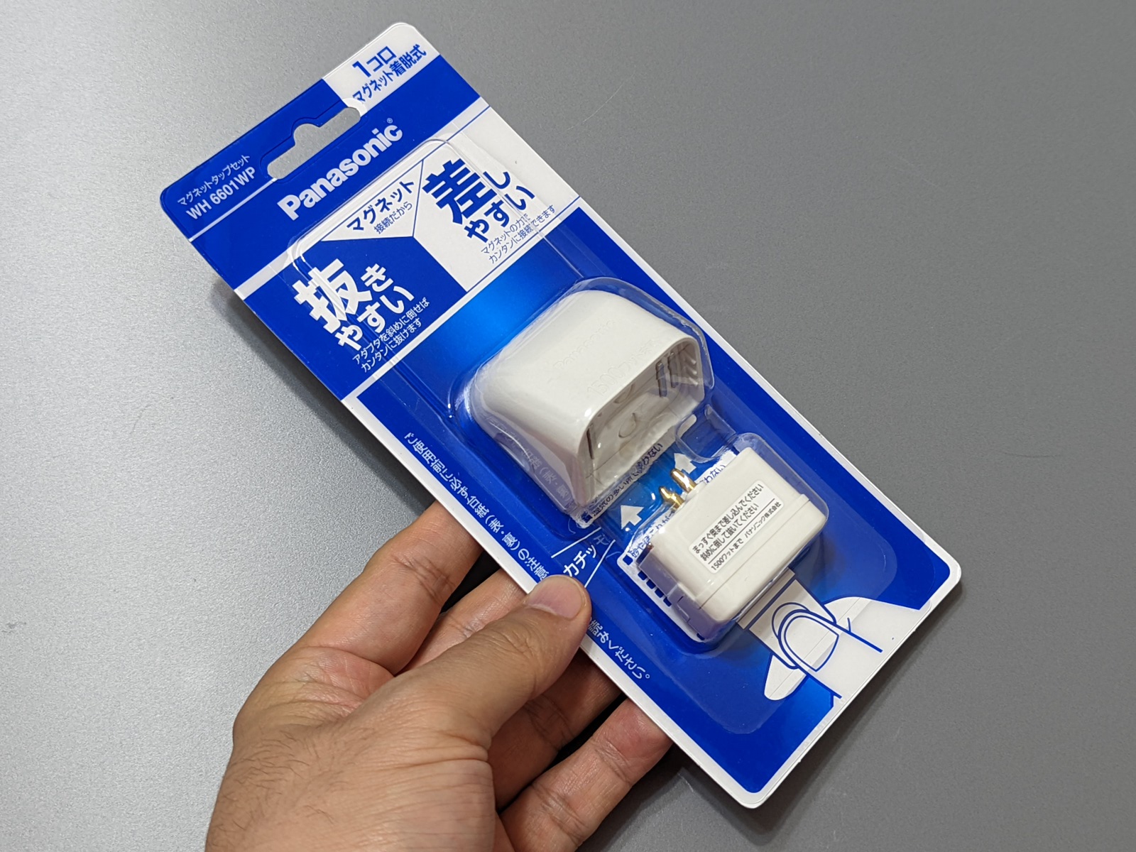 製品パッケージ。アダプタ側は単体販売も行われている