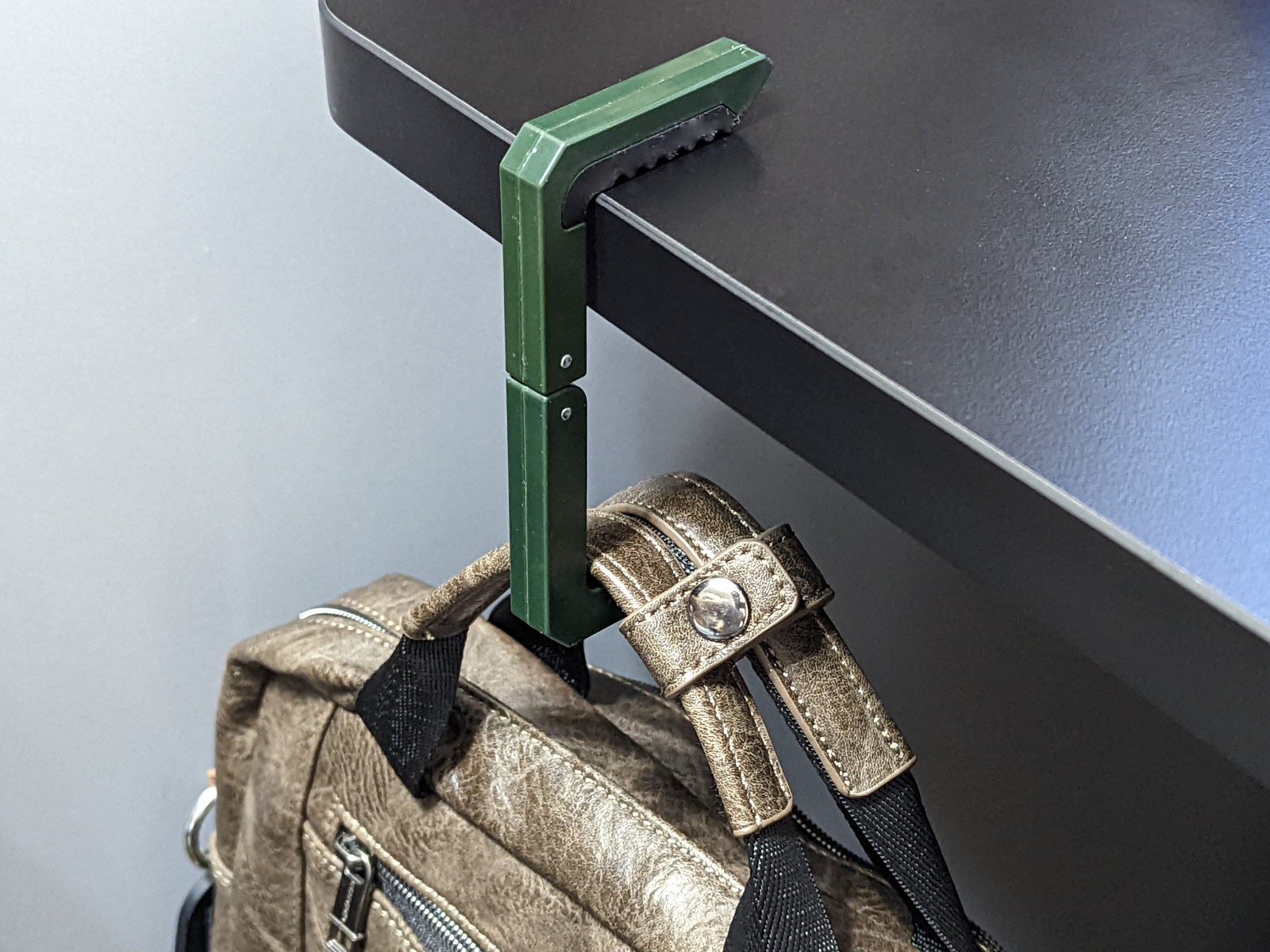 飲食店などでバッグの底が床につかないようテーブルに吊るしておける