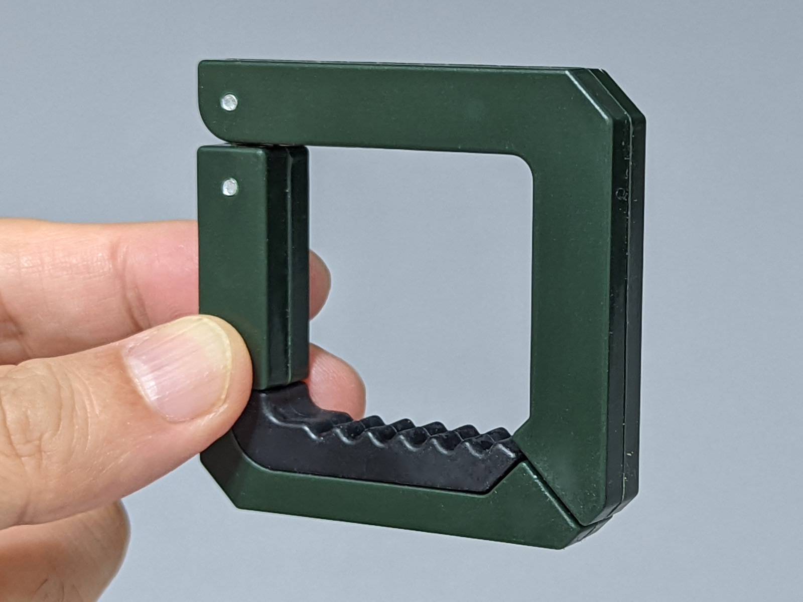 ふだんは四角く折りたたんで持ち歩く。バッグの取手にぶら下げておくのもありだ