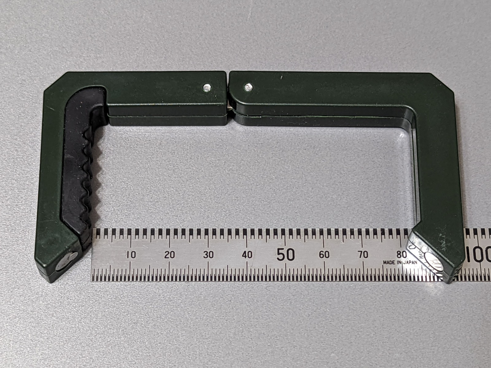 口の広さは約8cm。たいていのテーブルには取り付けられるだろう