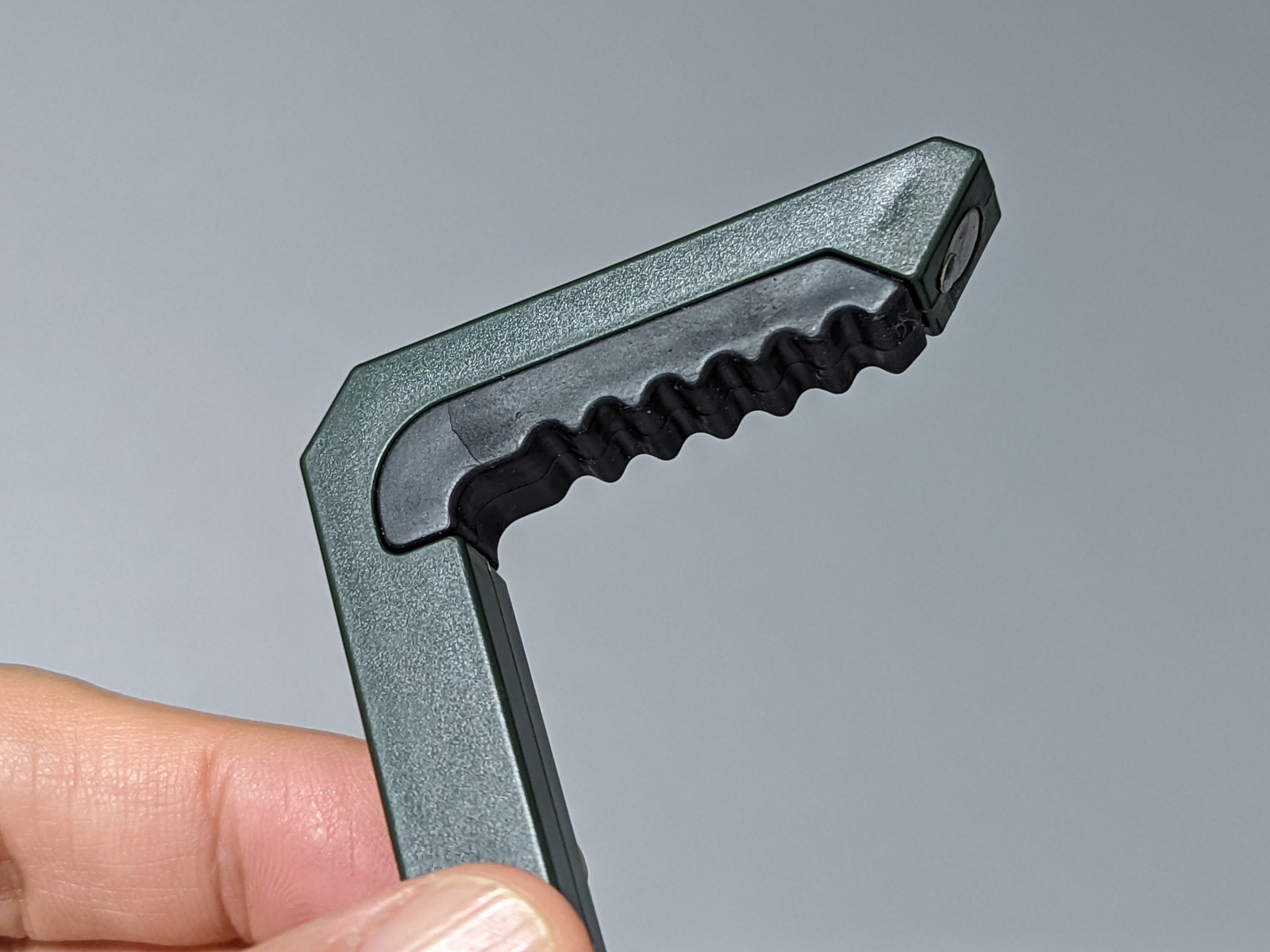 滑り止めのゴム。こちらをテーブル側にひっかける