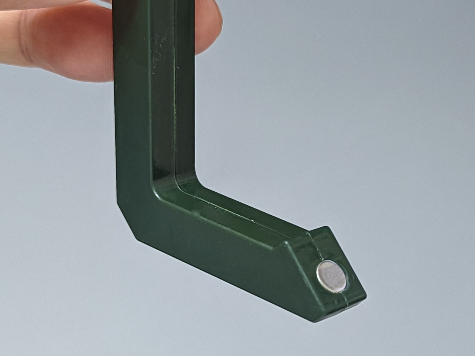 反対側にはバッグの取手が脱落するのを防ぐ返しがついている