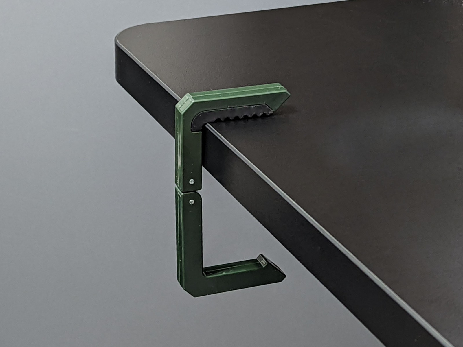 バッグの取手をひっかけるため、テーブル下の口の部分はある程度の余裕が必要になる