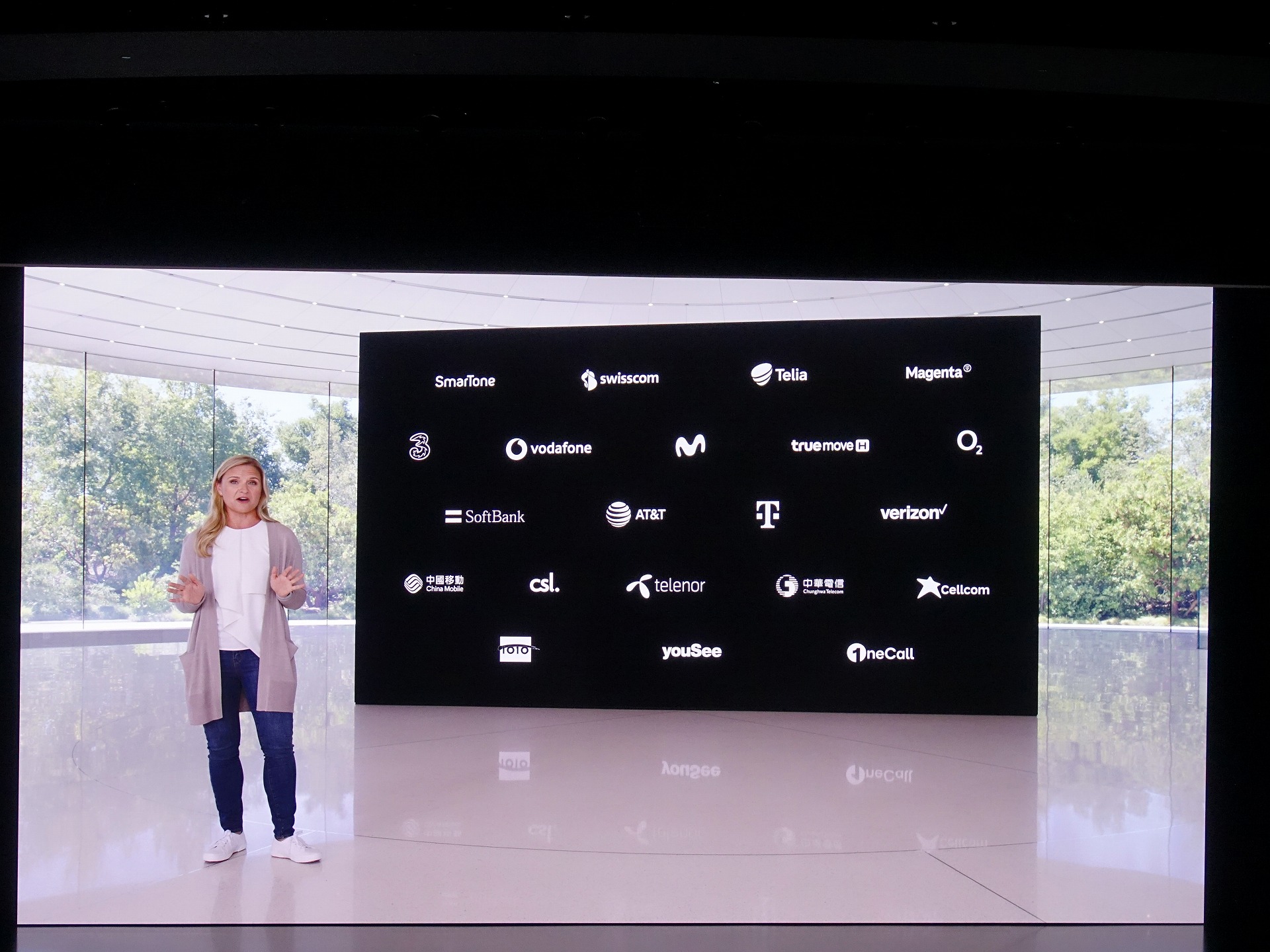 新機能として、国際ローミングに対応。海外でもApple Watchを単体で利用できる