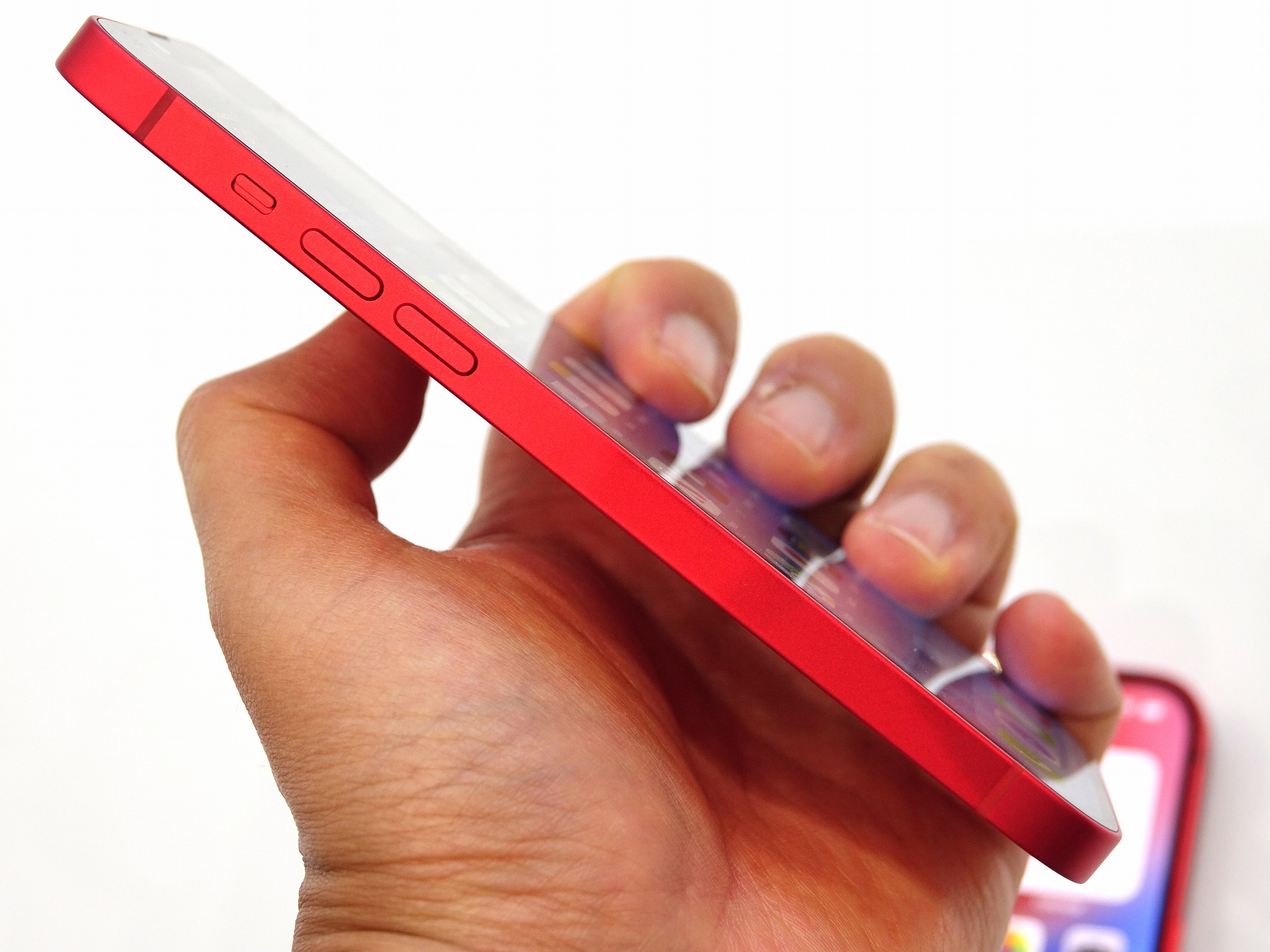 米国版は、無印、Proモデルの双方が、SIMカードスロットを非搭載。左側面はすっきりした印象になった