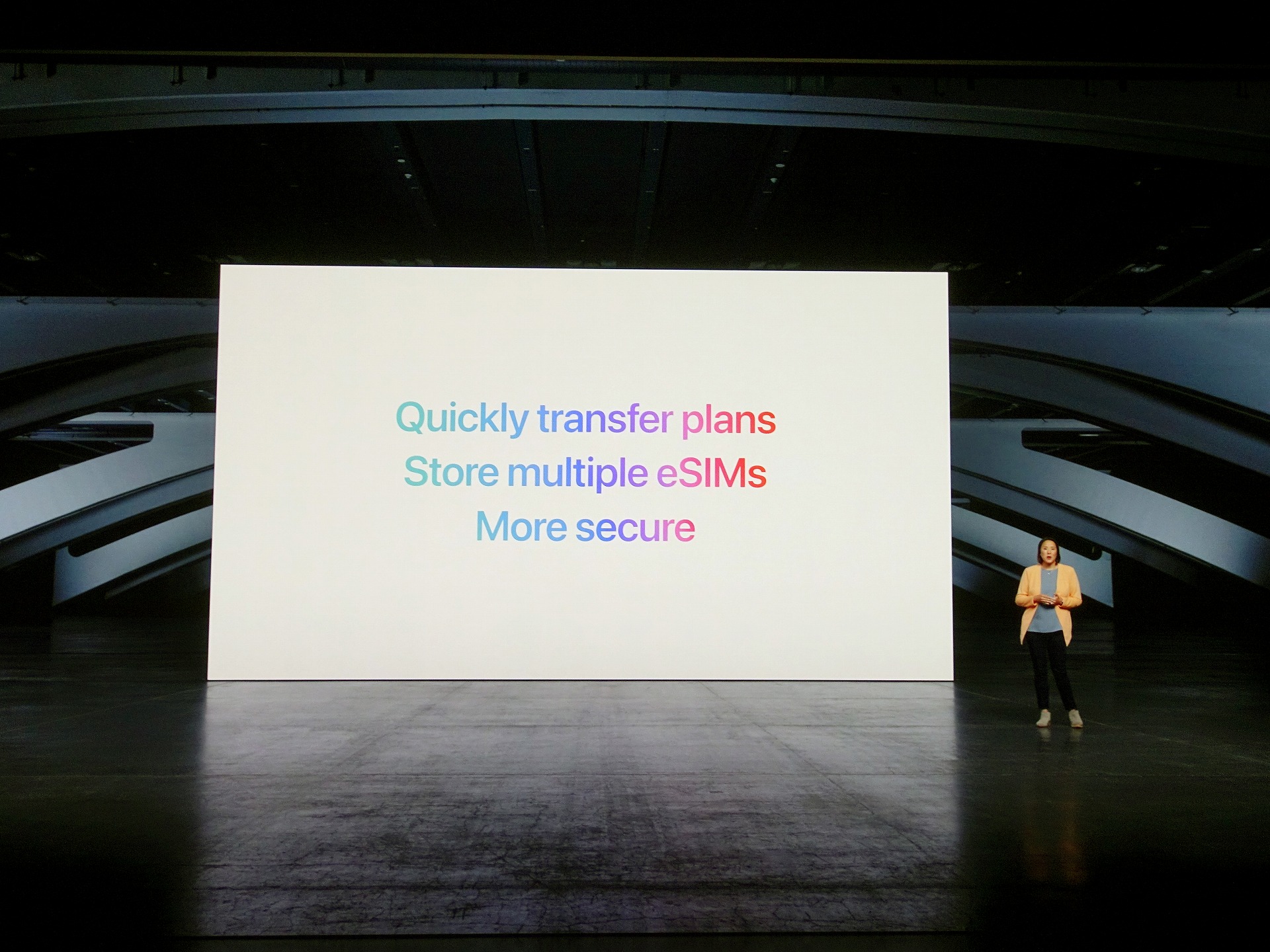 発表会で紹介されていたように、eSIMプロファイルは複数端末内に保存しておくことが可能。iPhone 13シリーズ以降は、最大2回線まで有効化できるようになっている