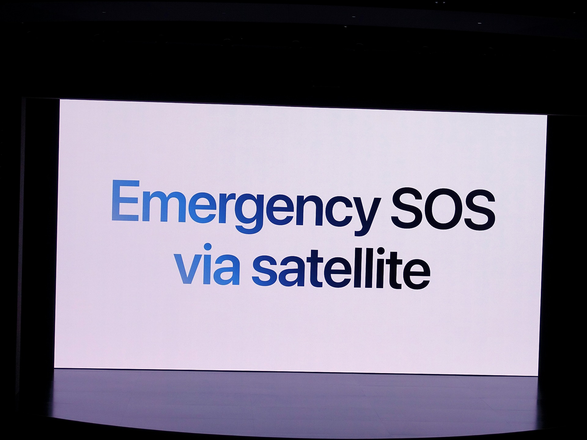 「衛星経由の緊急SOS」に対応した