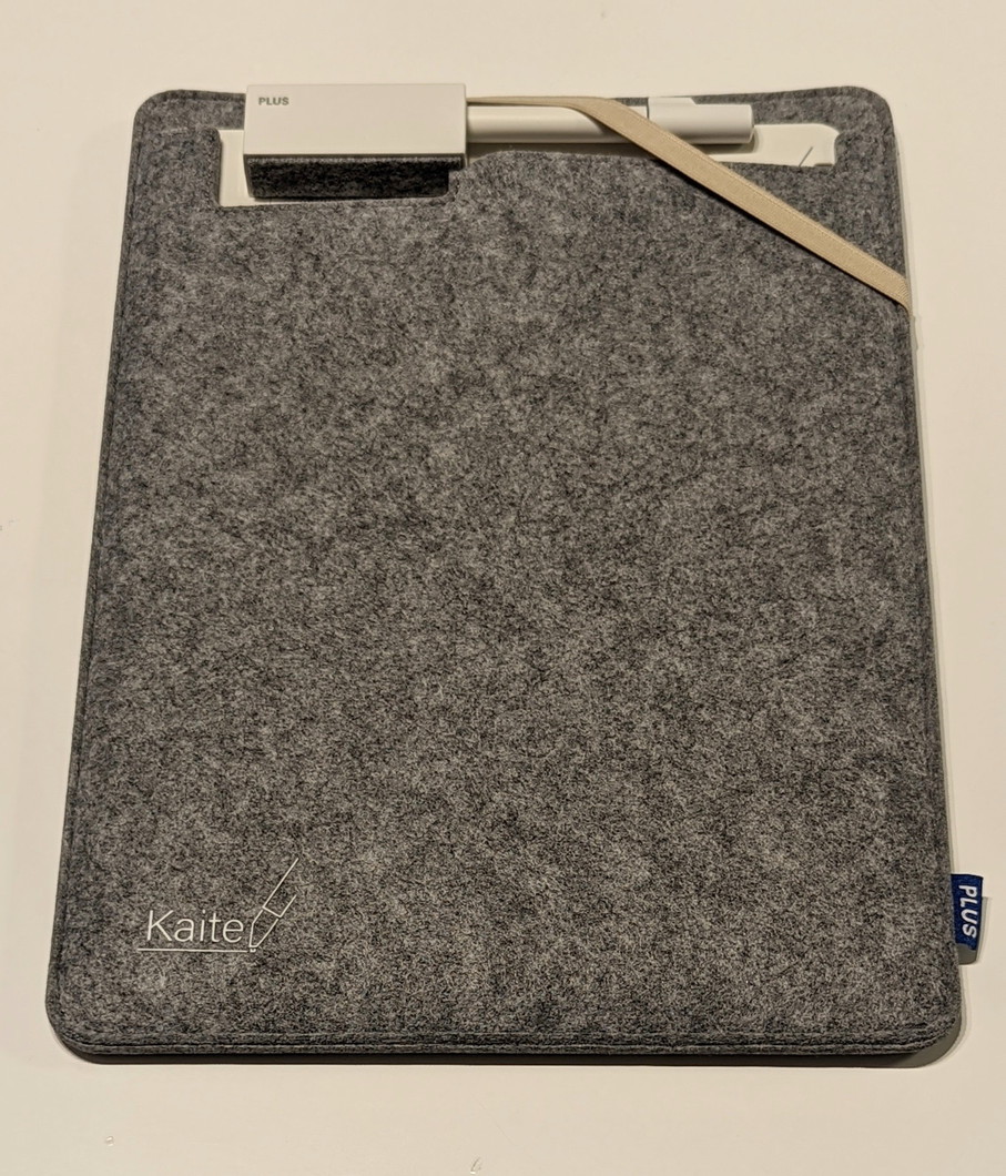 専用ペンの落下防止が目的だと思うが筆者のケースではそんなに落下紛失の雰囲気は無い。デザイン的に残念な方向に向かっているのは惜しい蛇足ゴムだ