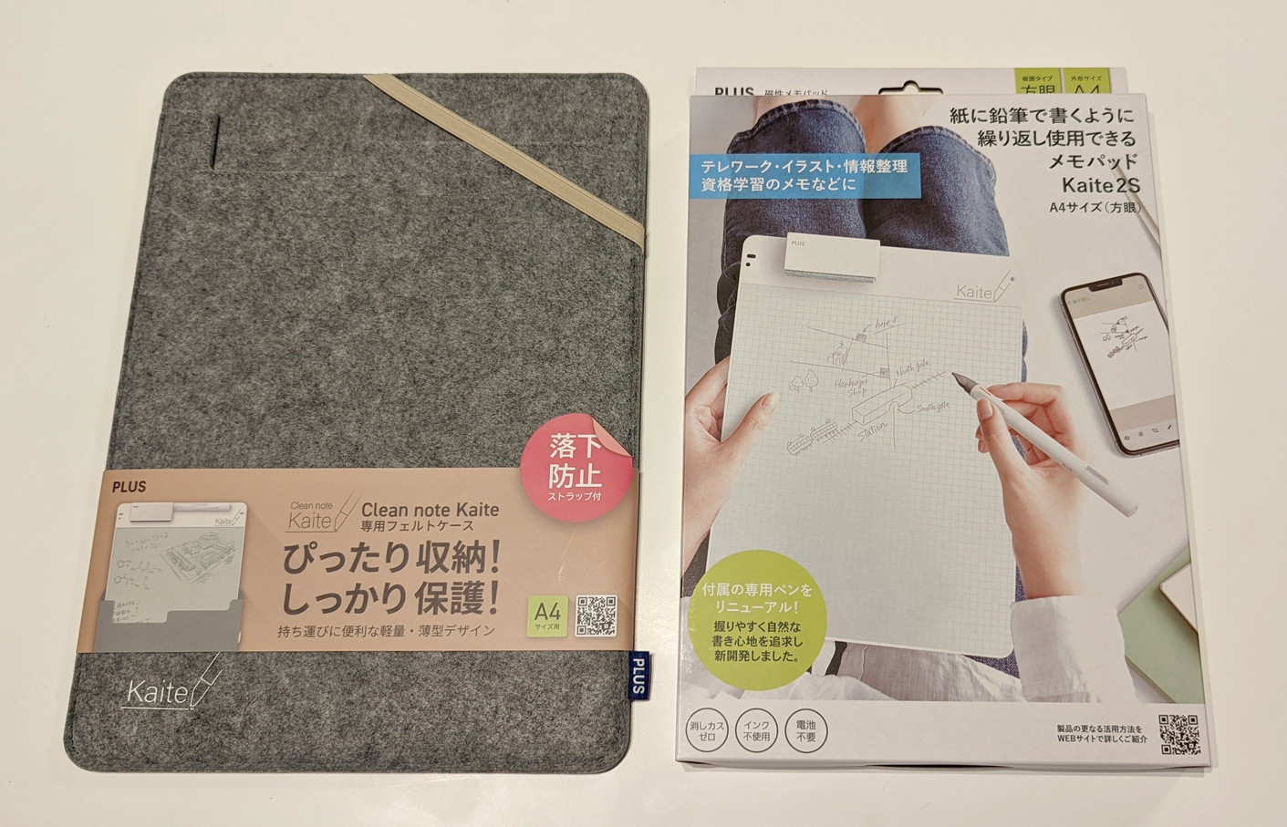 今回購入したKaite2S A4サイズ（右）と専用フェルトケース（左）Kaite2Sの外形はA4サイズH297×W211×D3mm 有効筆記面積は253mm×206mmと15％ほど小さい