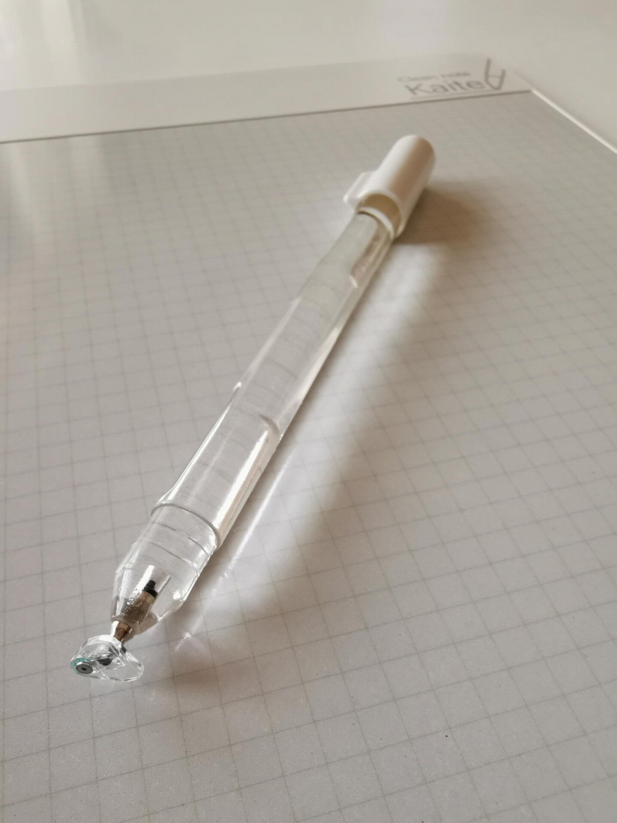 初代モデルはタブレットスタイラスと似た形状のクリスタル系のペンだった