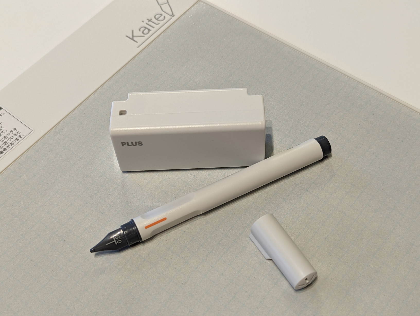 今回の万年筆系ペン（中央）と専用イレーサー（上）キャップ（部分消しゴム）