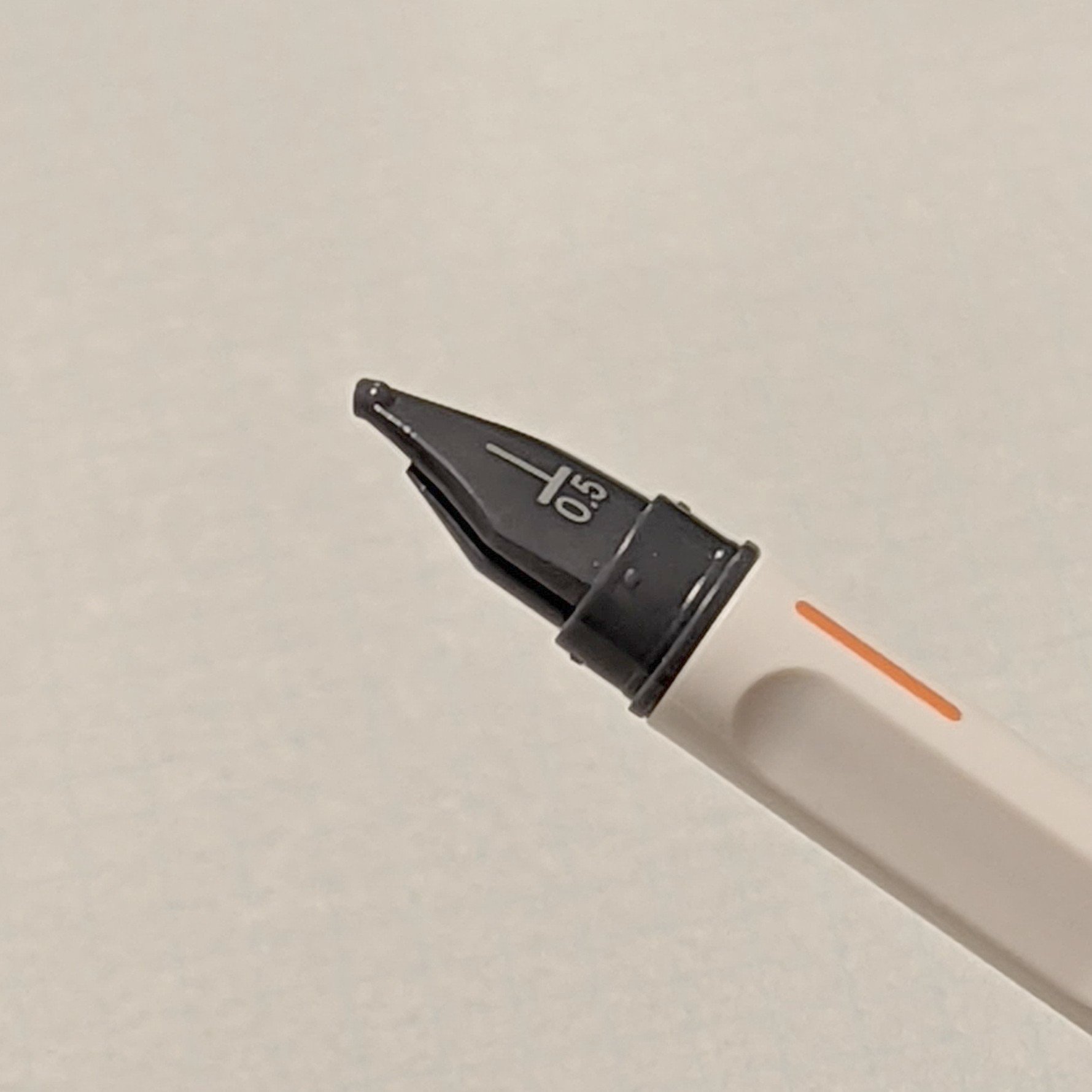 今回の付属ペンはグリップ性能も良く見た目もごく普通の筆記具スタイル。軽量7g