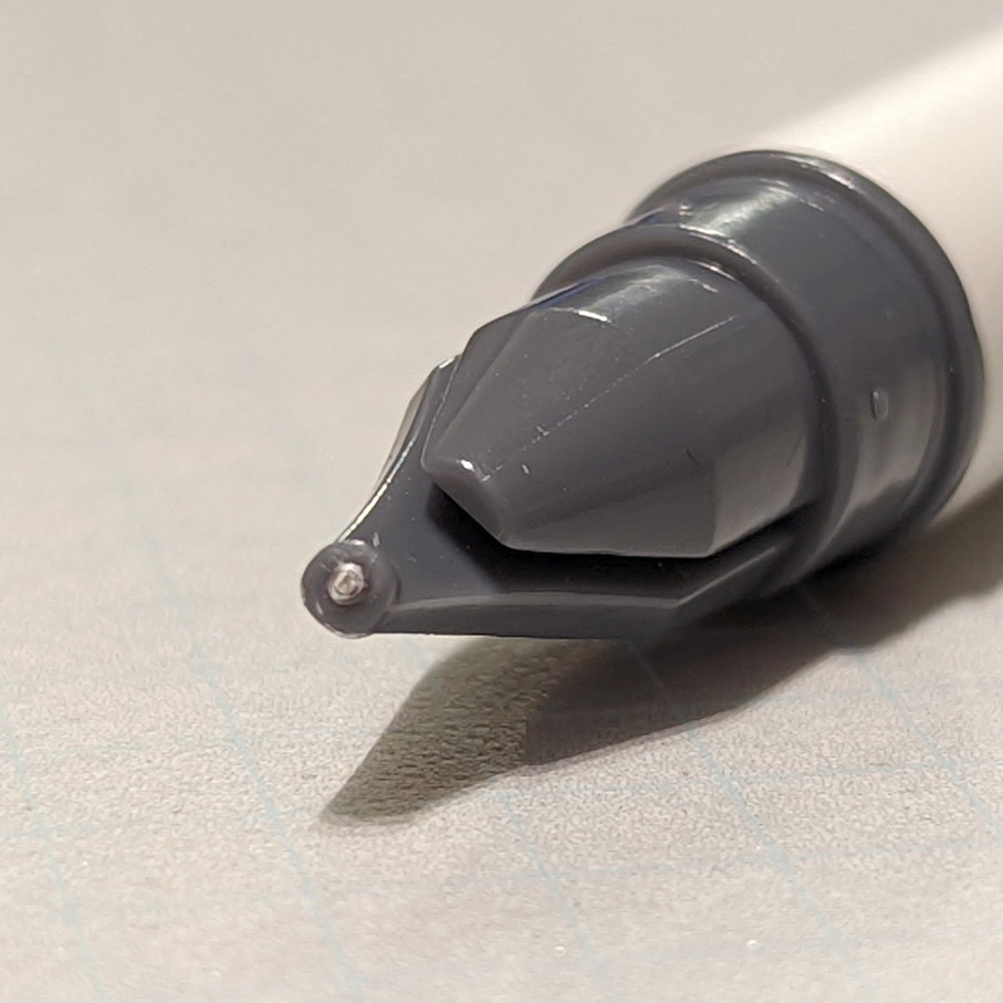 万年筆のニブの様な特徴的なデザイン。小さな丸い磁石が見える