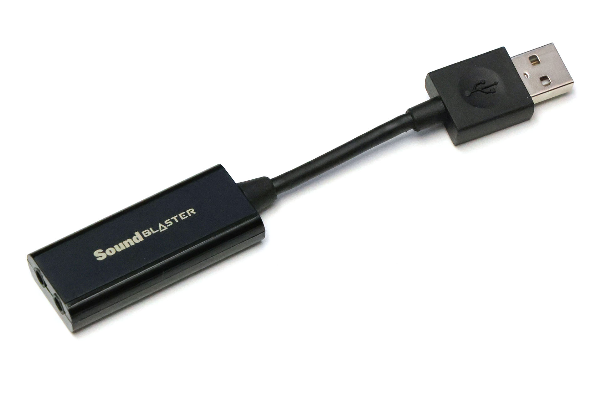 CREATIVEのUSBオーディオインターフェース「Sound Blaster PLAY! 3」。プラグ式のマイクやイヤホンをPCへUSB接続できるようにするアダプターですな。実勢価格は1800円くらい。