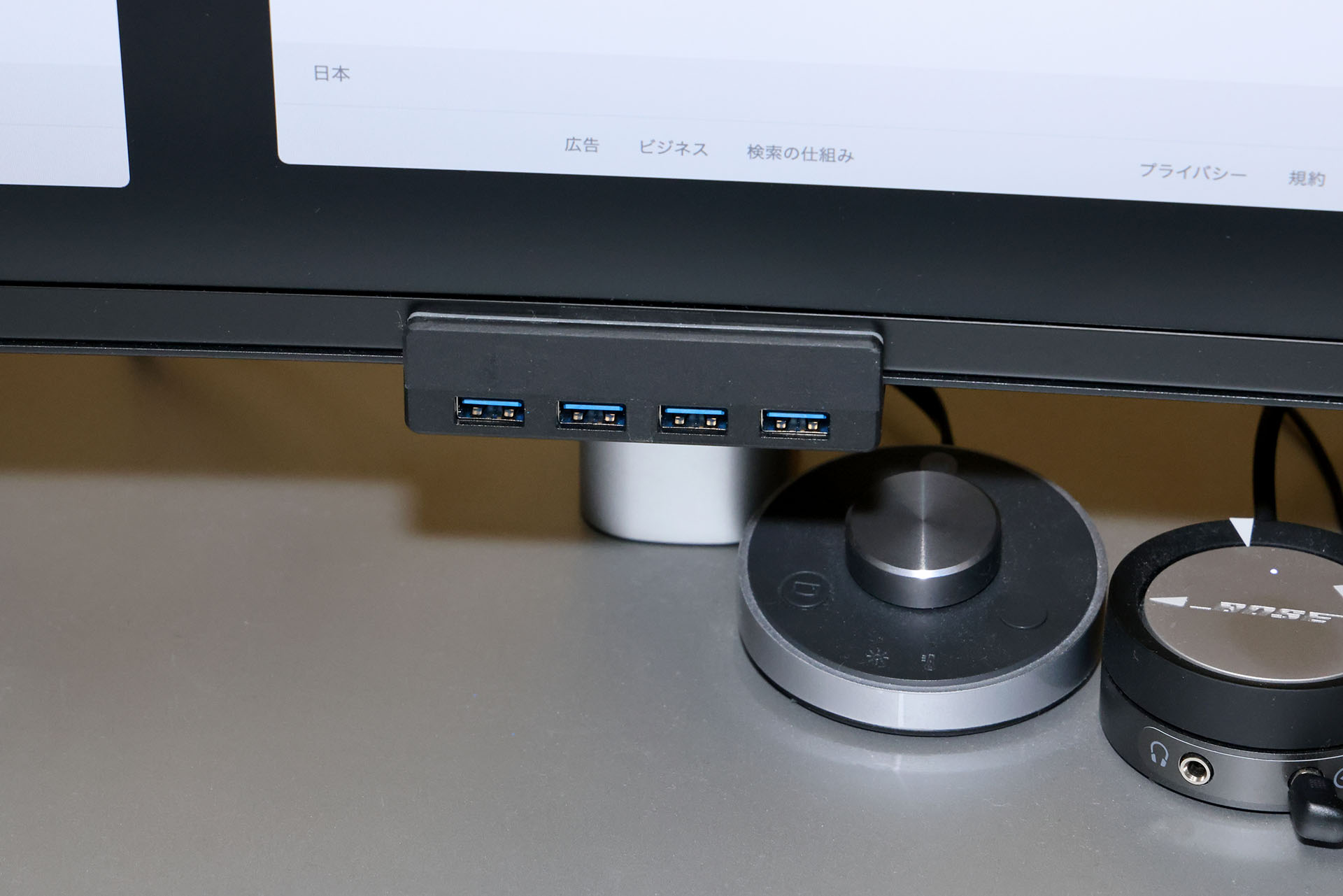 ディスプレイの下のフチにUSBハブをセットして使っている。このUSBハブはMac Studioにつながっている。USBハブからUSB機器へ電源を供給できるセルフパワータイプのUSBハブだ。