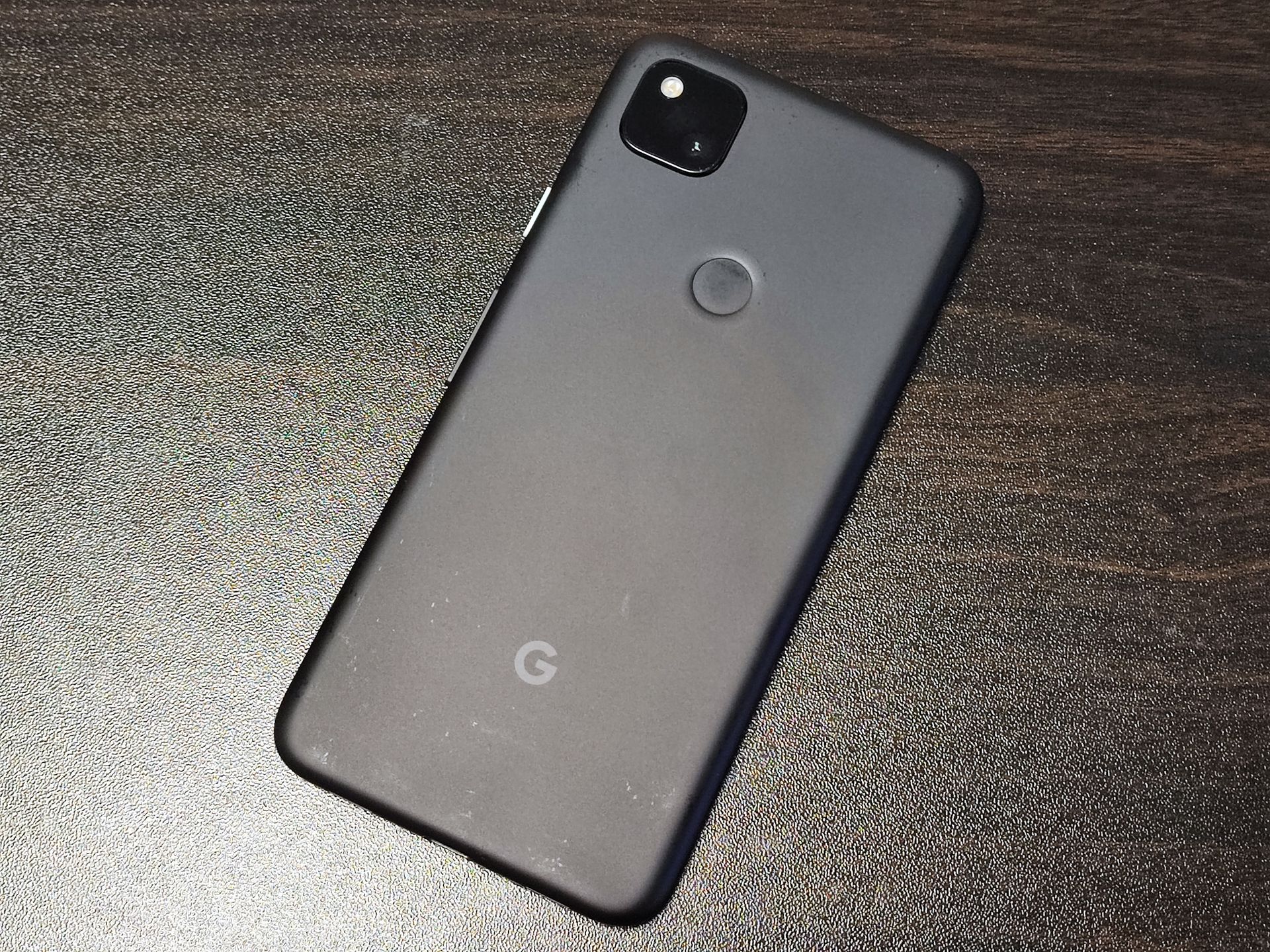 今回返送した「Pixel 4a」。ケースをつけていたので、背面には多少“あと”が残っている