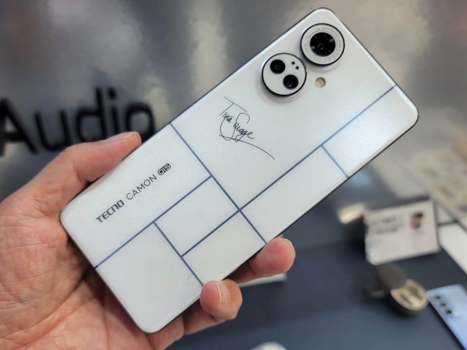 3年ぶりのIFA2022でTecnoの「光で本体色の変わるスマホ」を見てきた