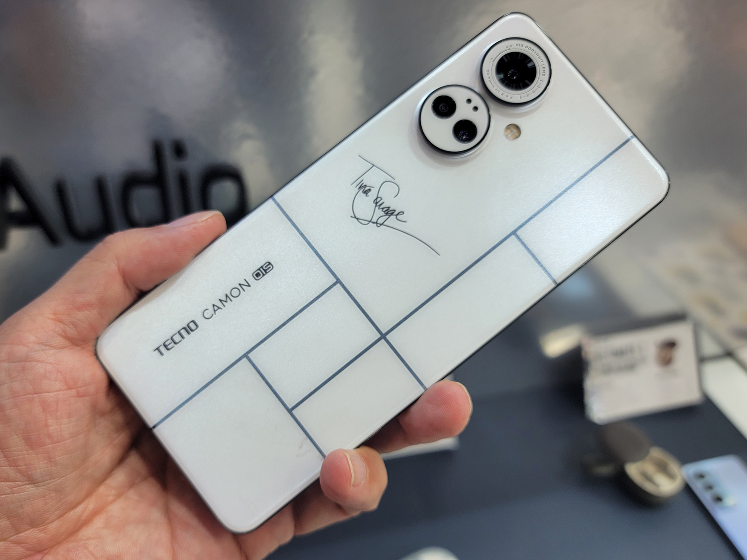 Camon 19 Pro Mondrian Editionの背面デザイン