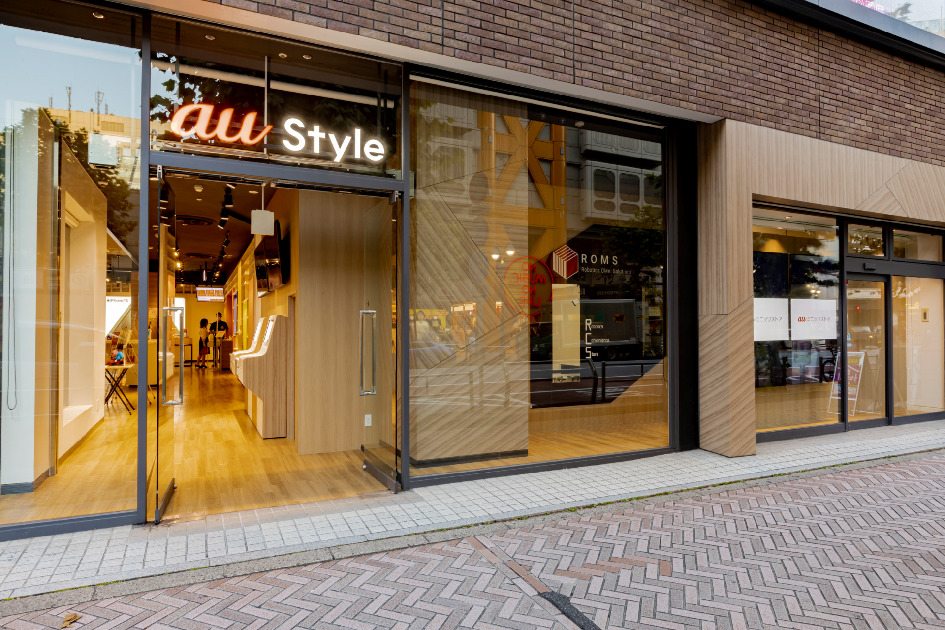 auミニッツストアはau Styleの横に設置された