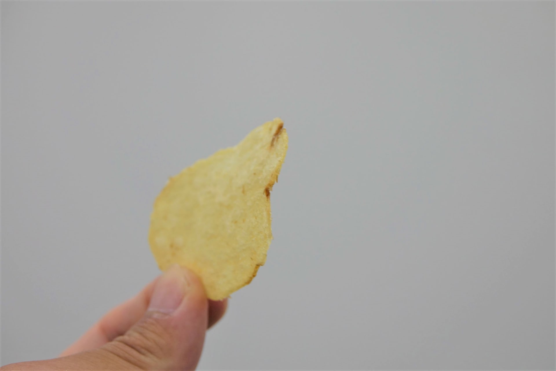 チップスは薄めで小ぶりなサイズ感。内容量は50g前後