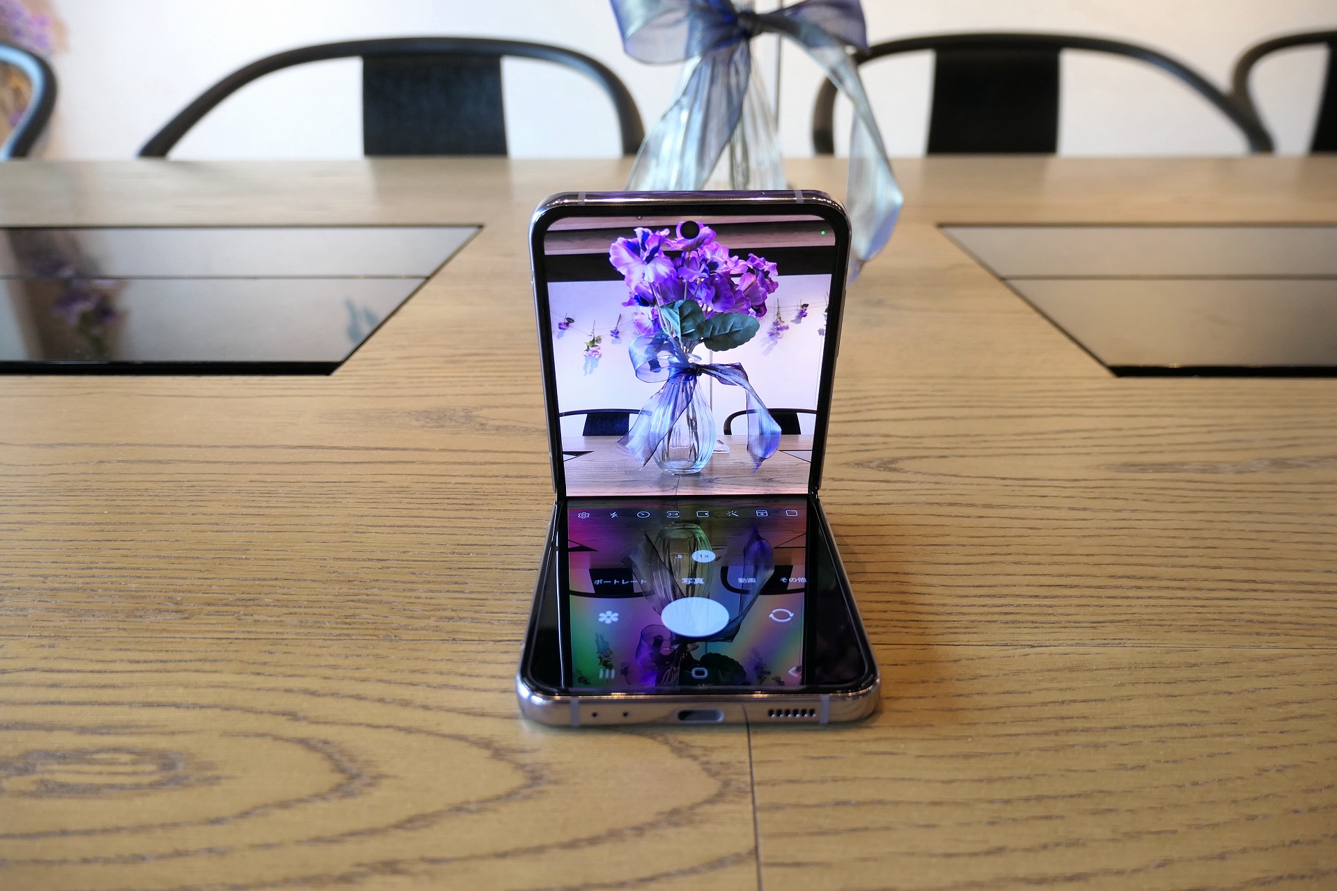 卓上に立てて、自由なアングルで撮影できることも利点