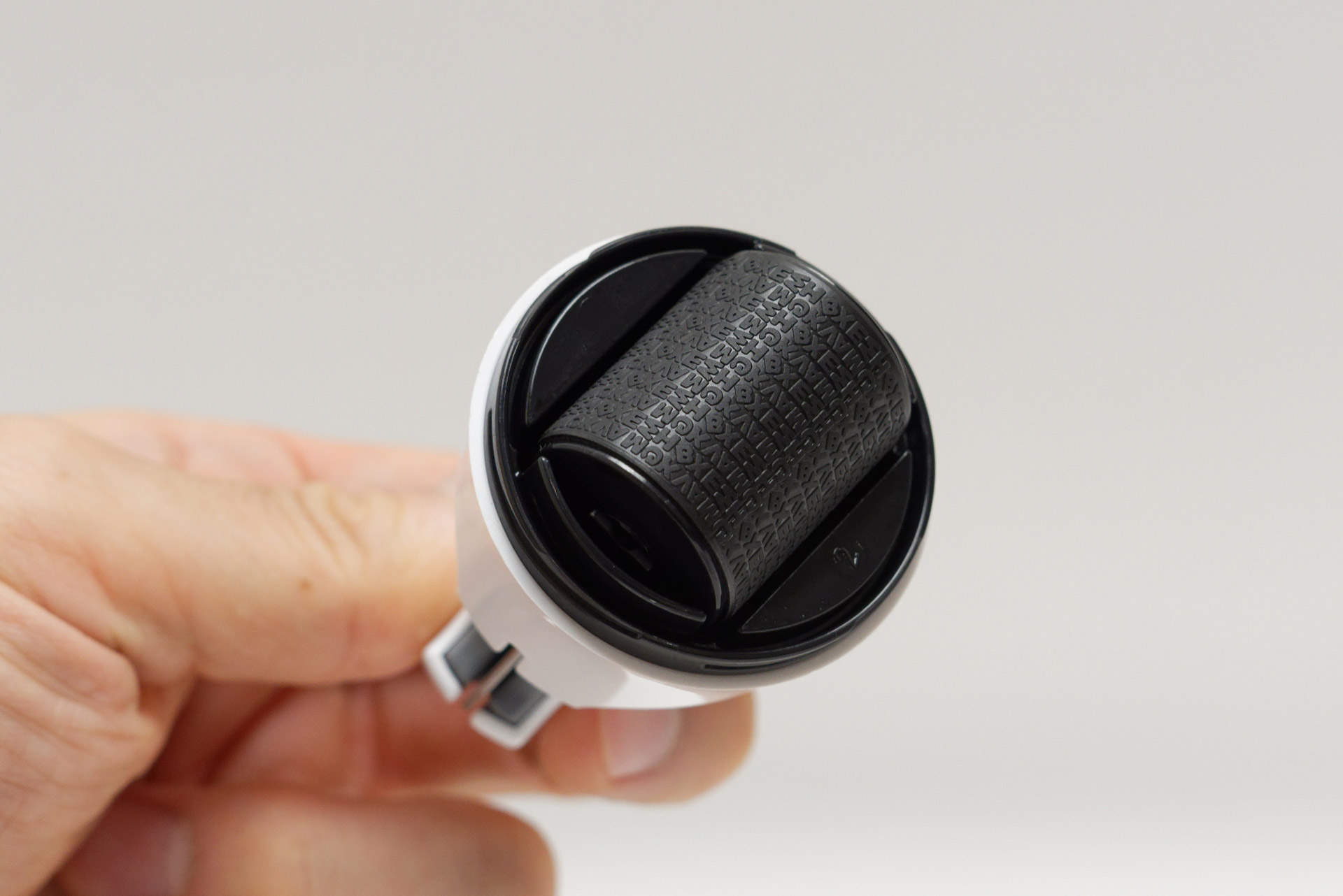 底面のキャップを外すと真っ黒なローラー型スタンプが