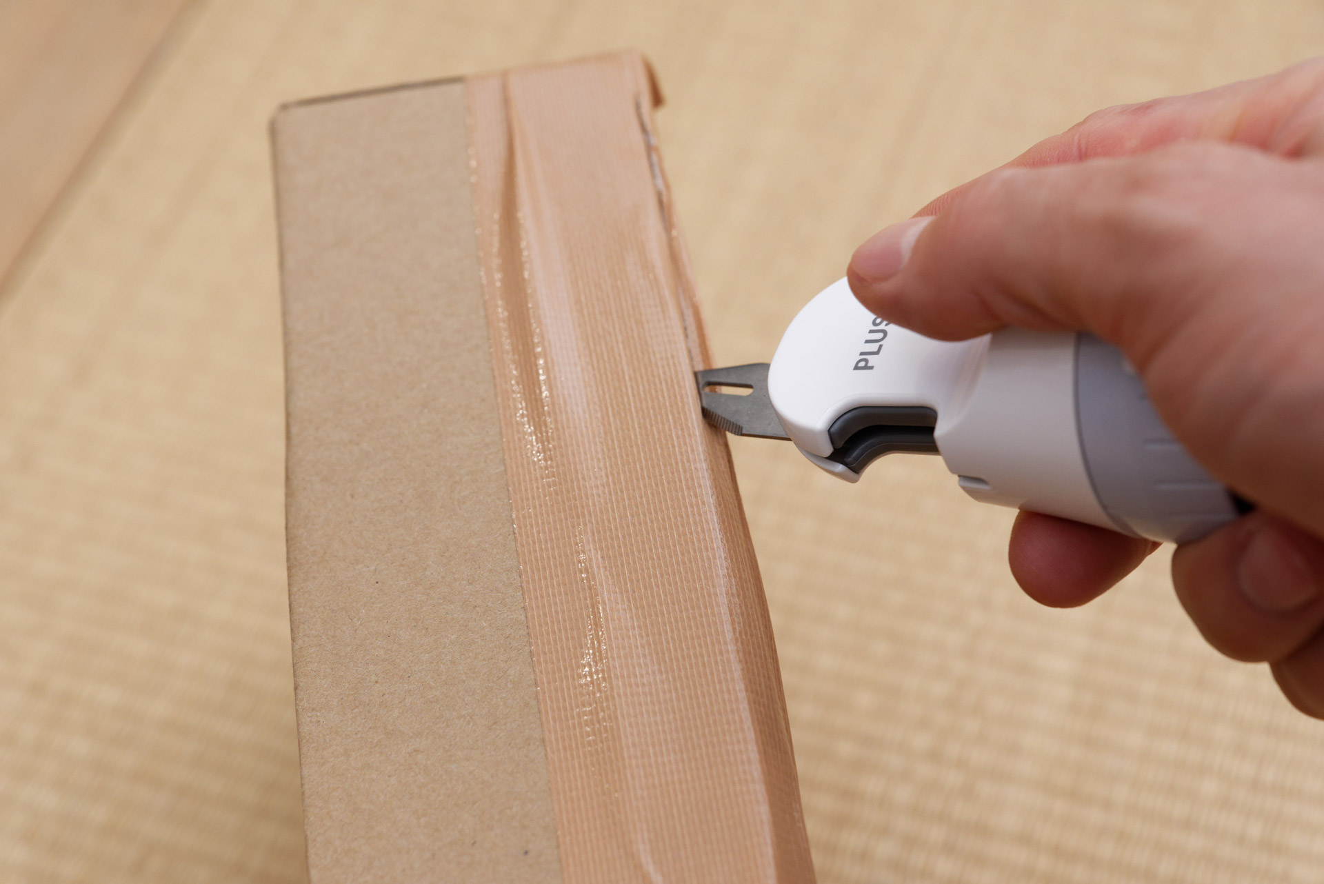 布テープが簡単にカットされていく