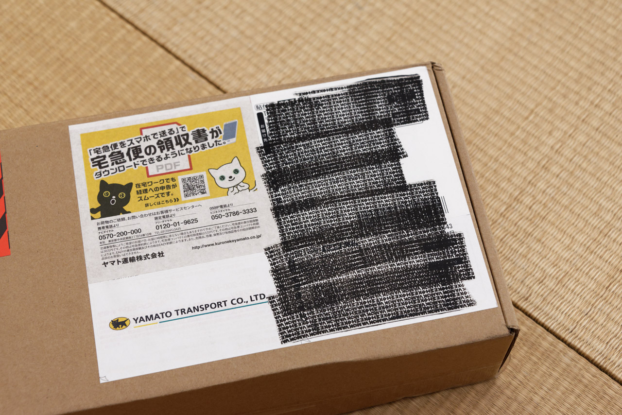 ローラー型スタンプでなぞるだけで住所などを手早く隠せる